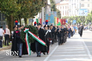Il corteo diretto sul lungolago di Intra al Monumento ai Caduti