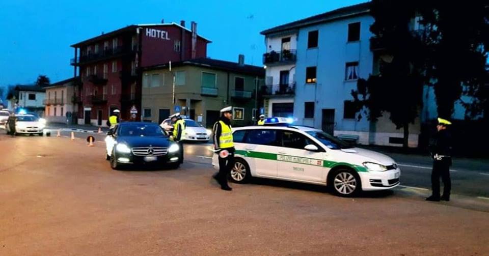 Trecate: non accetta di essere stato sorpassato da una donna: la raggiunge e la minaccia con una pistola