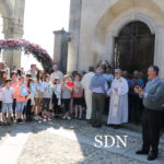I giovani accolgono don Massimo sul sagrato