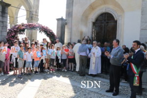 I giovani accolgono don Massimo sul sagrato