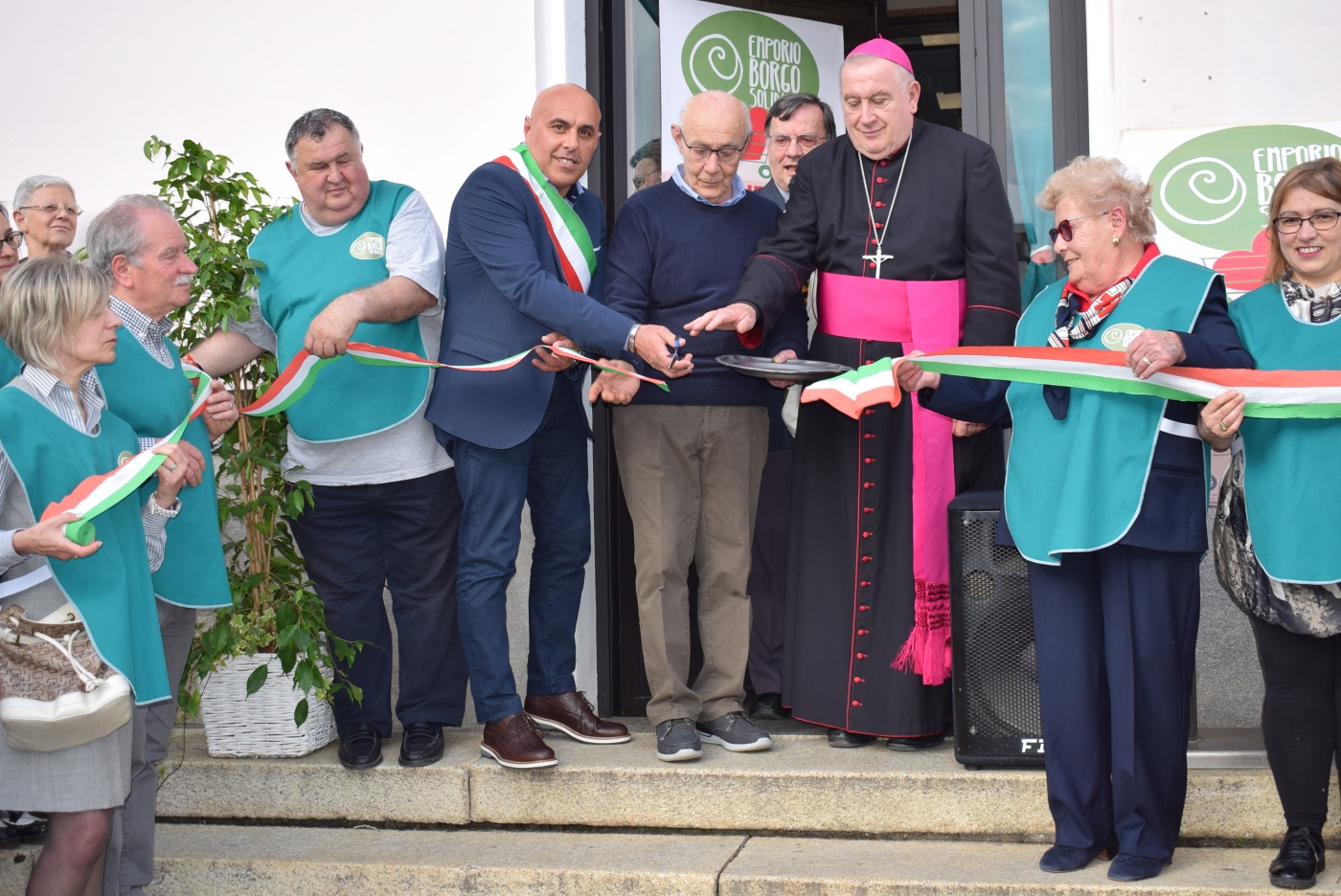 Borgomanero –  Monsignor Franco Giulio Brambilla ha inaugurato l’Emporio Borgosolidale.