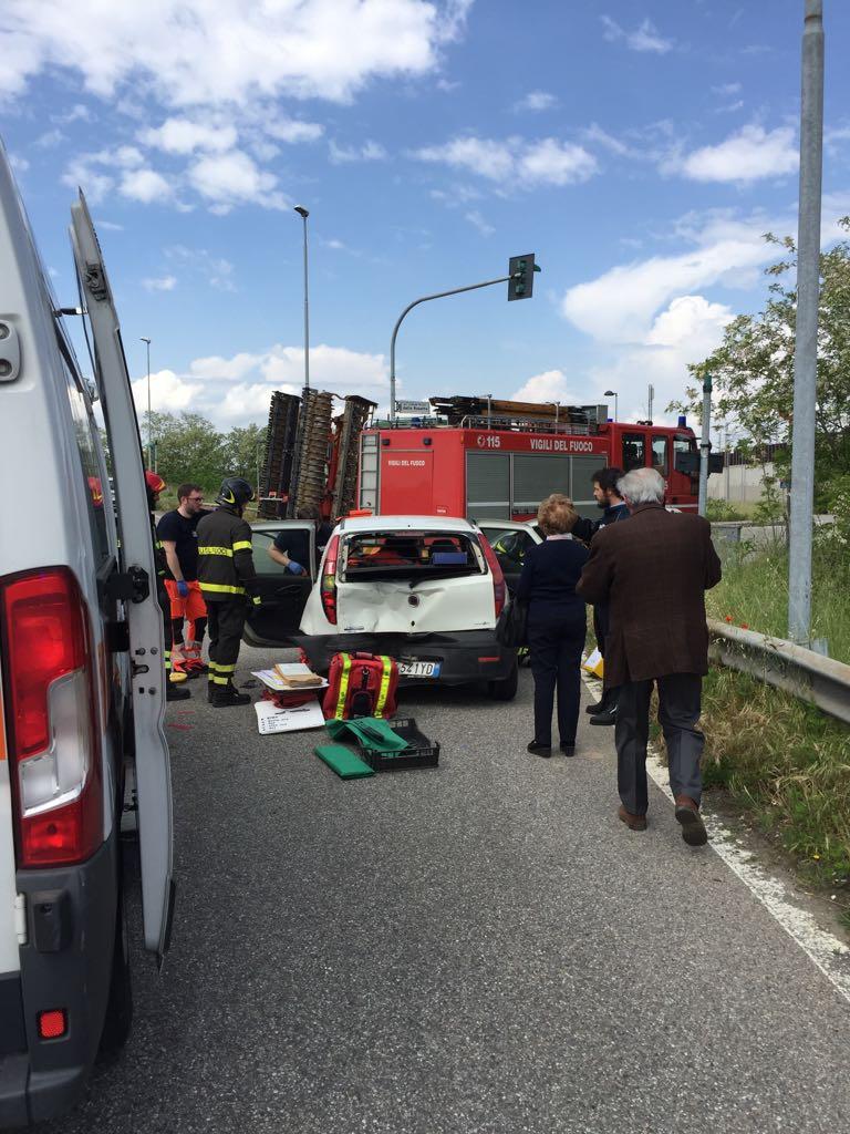 Incidente in via delle Americhe: un ferito estratto dai Vigili del fuoco