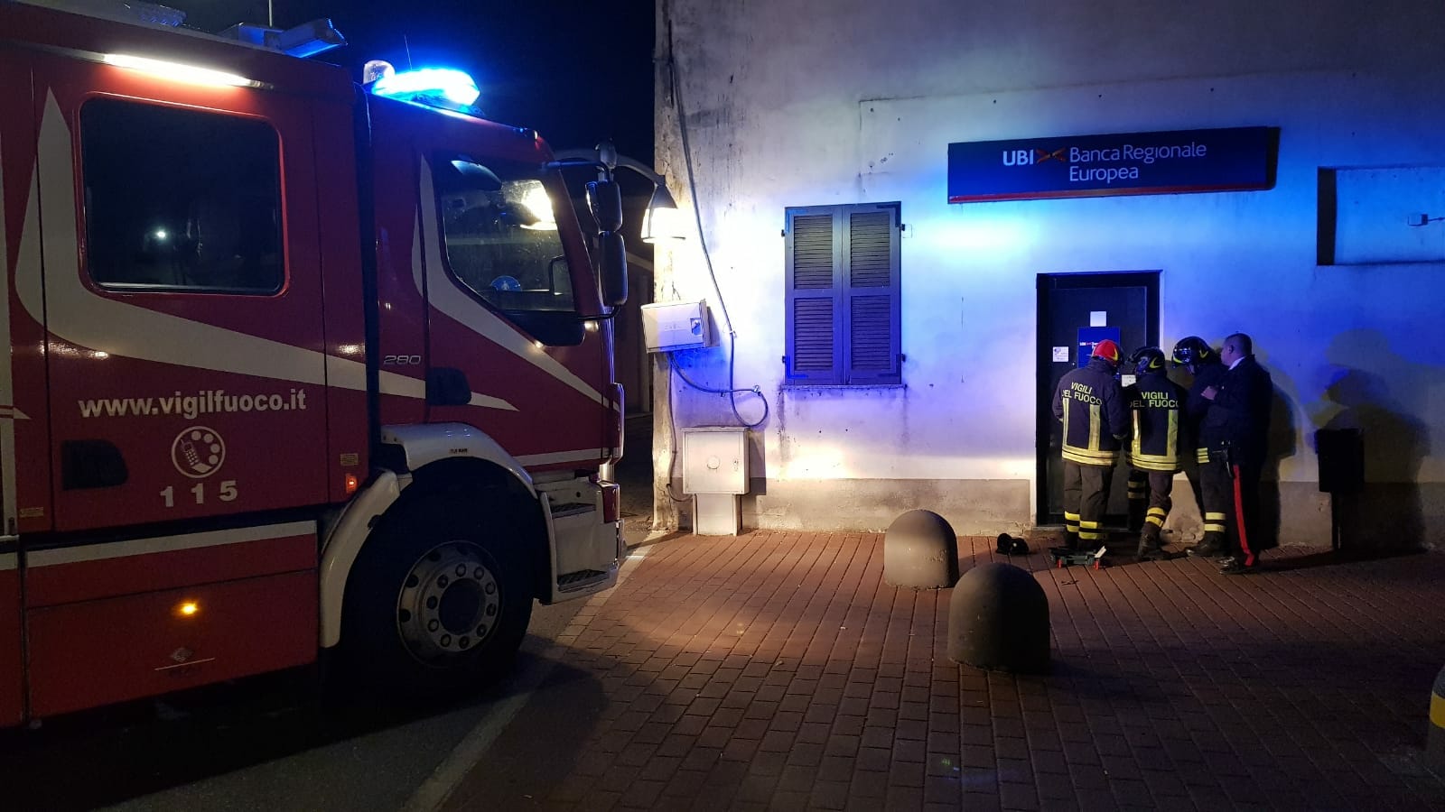 Incendio dai locali di una banca a Sozzago: indagini in corso