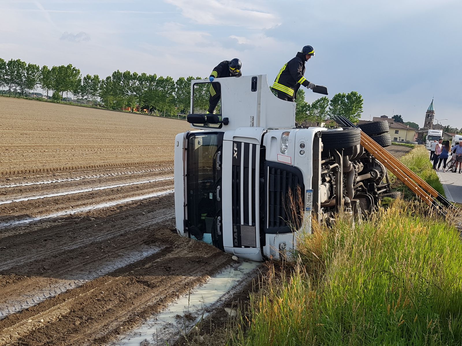 Incidente a Mandello Vitta: tir esce di strada e si ribalta