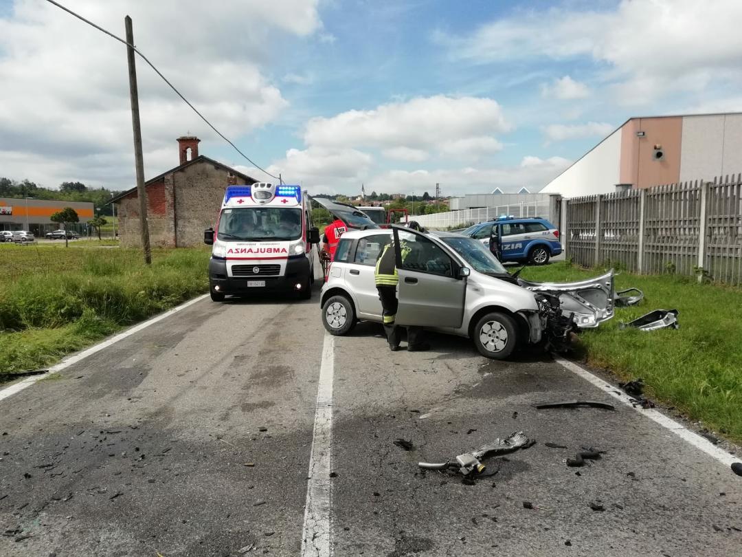 Schianto frontale a Borgo Ticino: due feriti