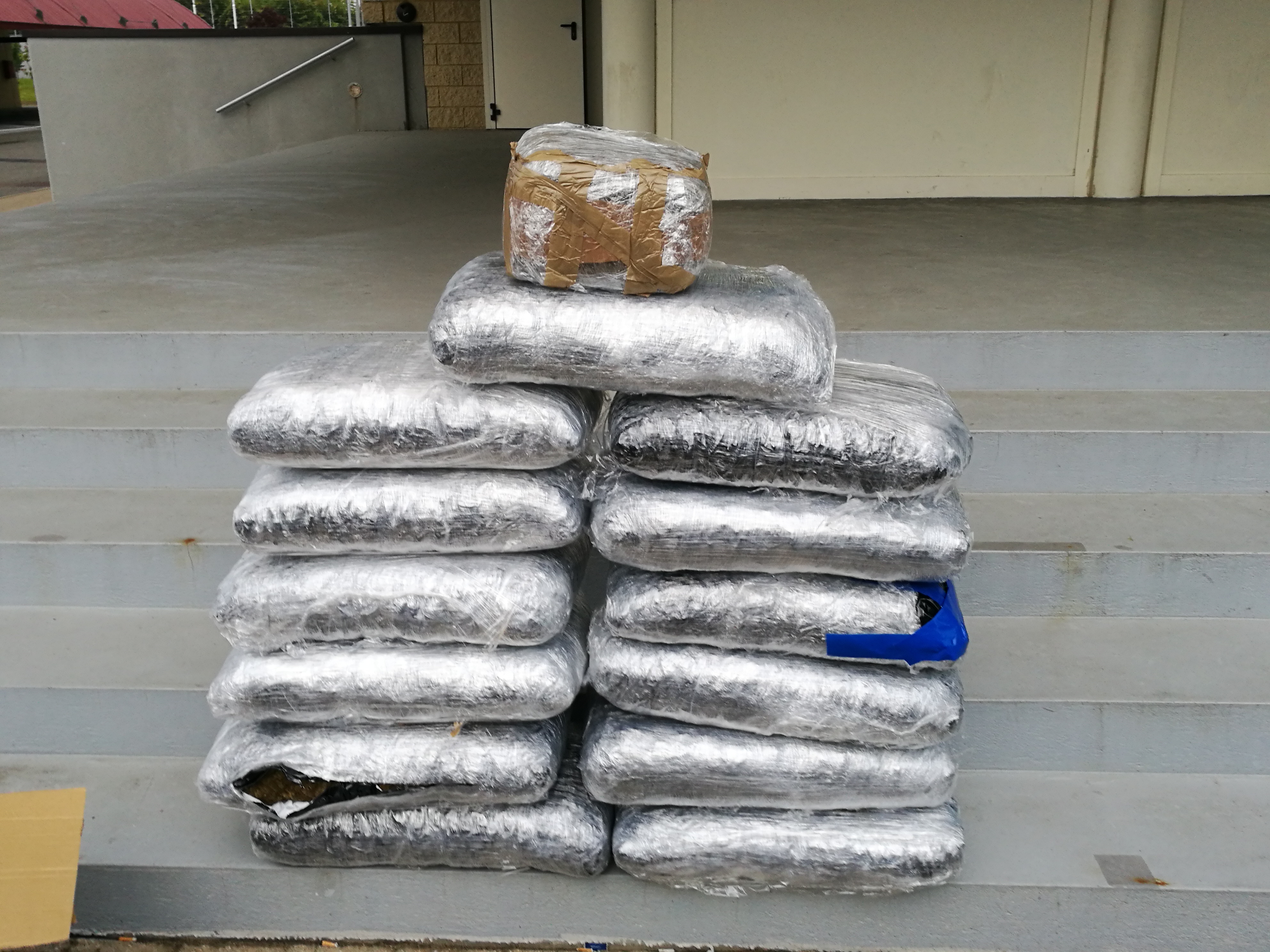 Aveva 85 kg di marijuana in auto: arrestato dalla Polizia stradale di Novara Est