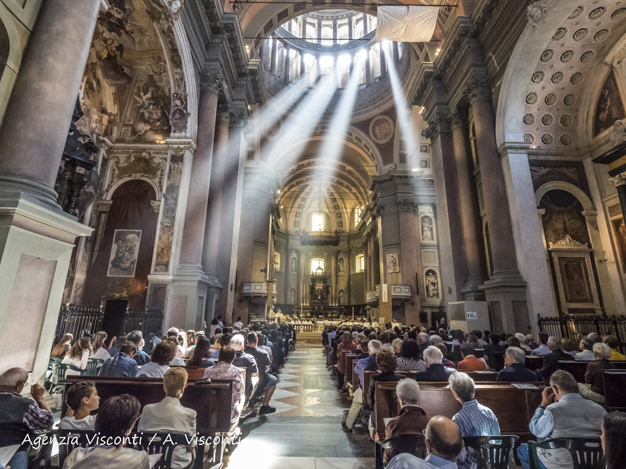 La Basilica gremita per don Luca e don Davide