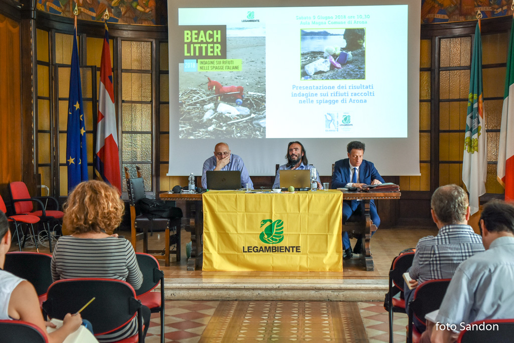 Arona, conferenza stampa rifiuti di Legambiente