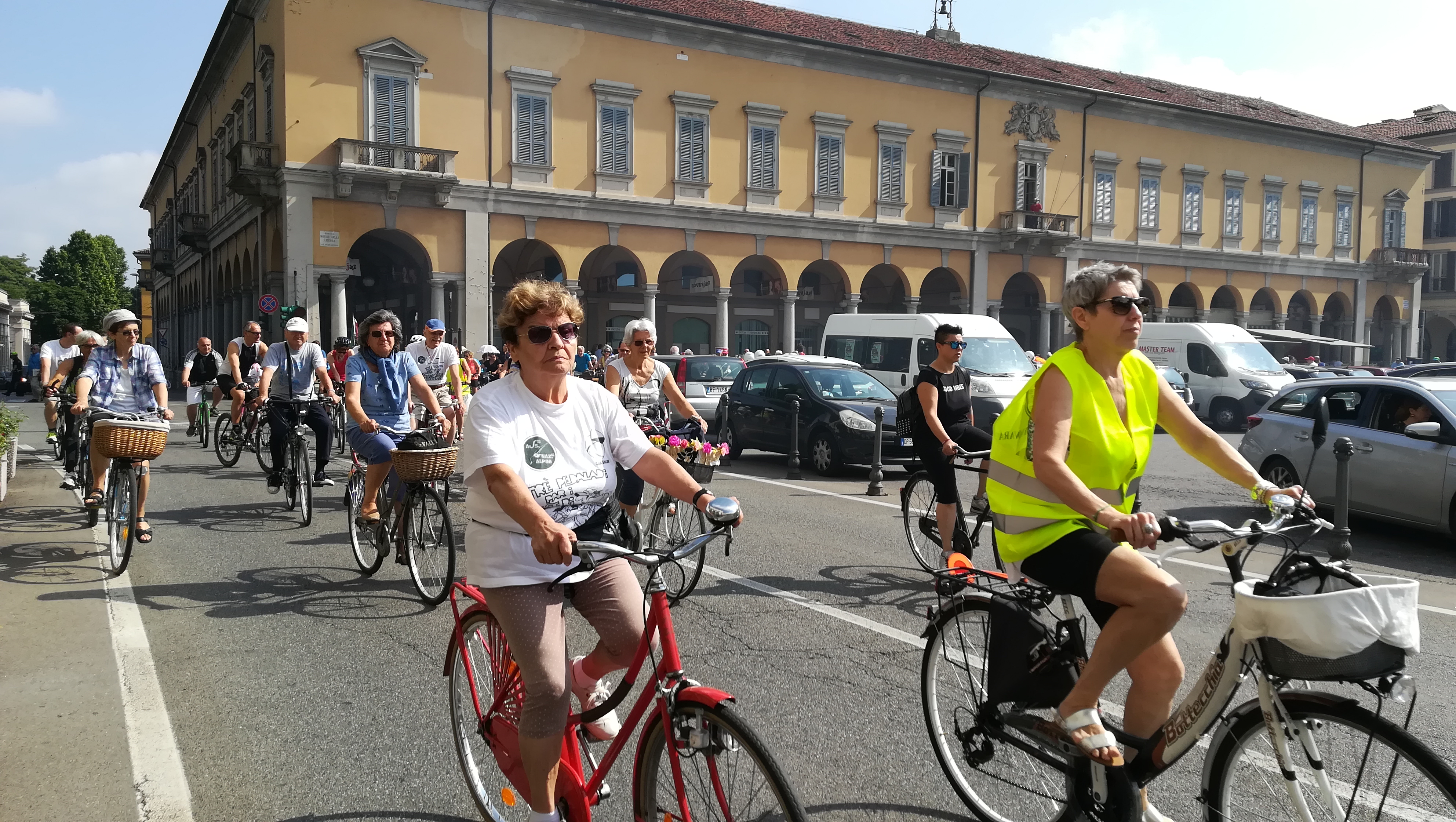 Tre pedaladi par i riseri: oltre 200 in bici per sostenere Casa Shalom