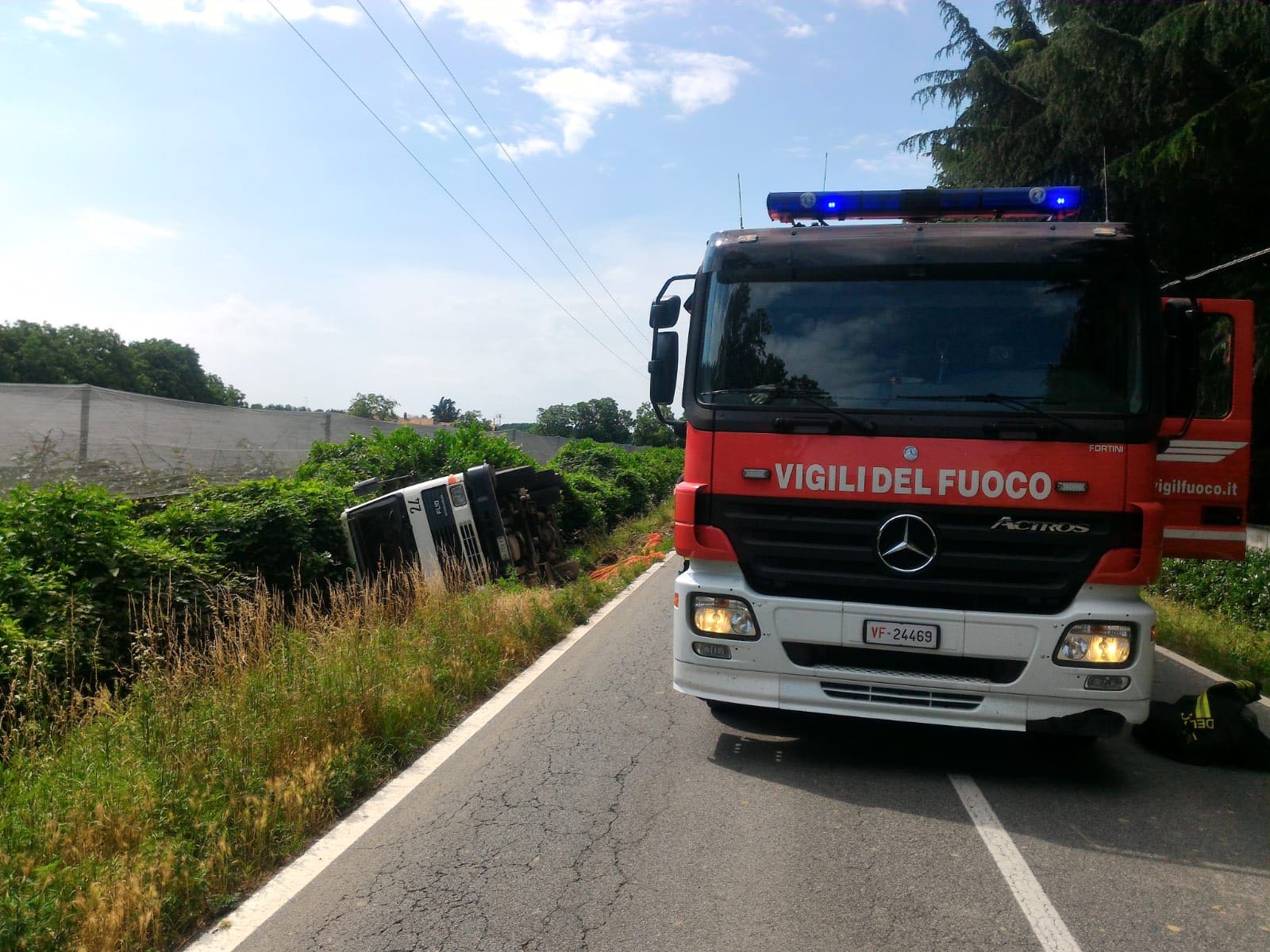 Incidente sulla provinciale tra Landiona e Carpignano: si rovescia un’autocisterna