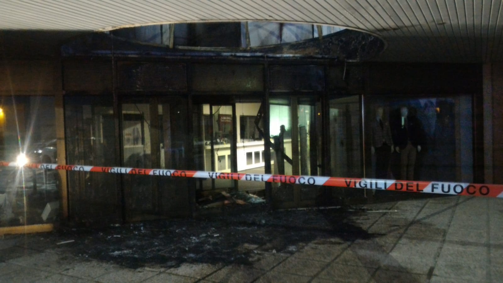 Fiamme all’ingresso di un’attività commerciale a Biandrate: sul posto i Vigili del fuoco