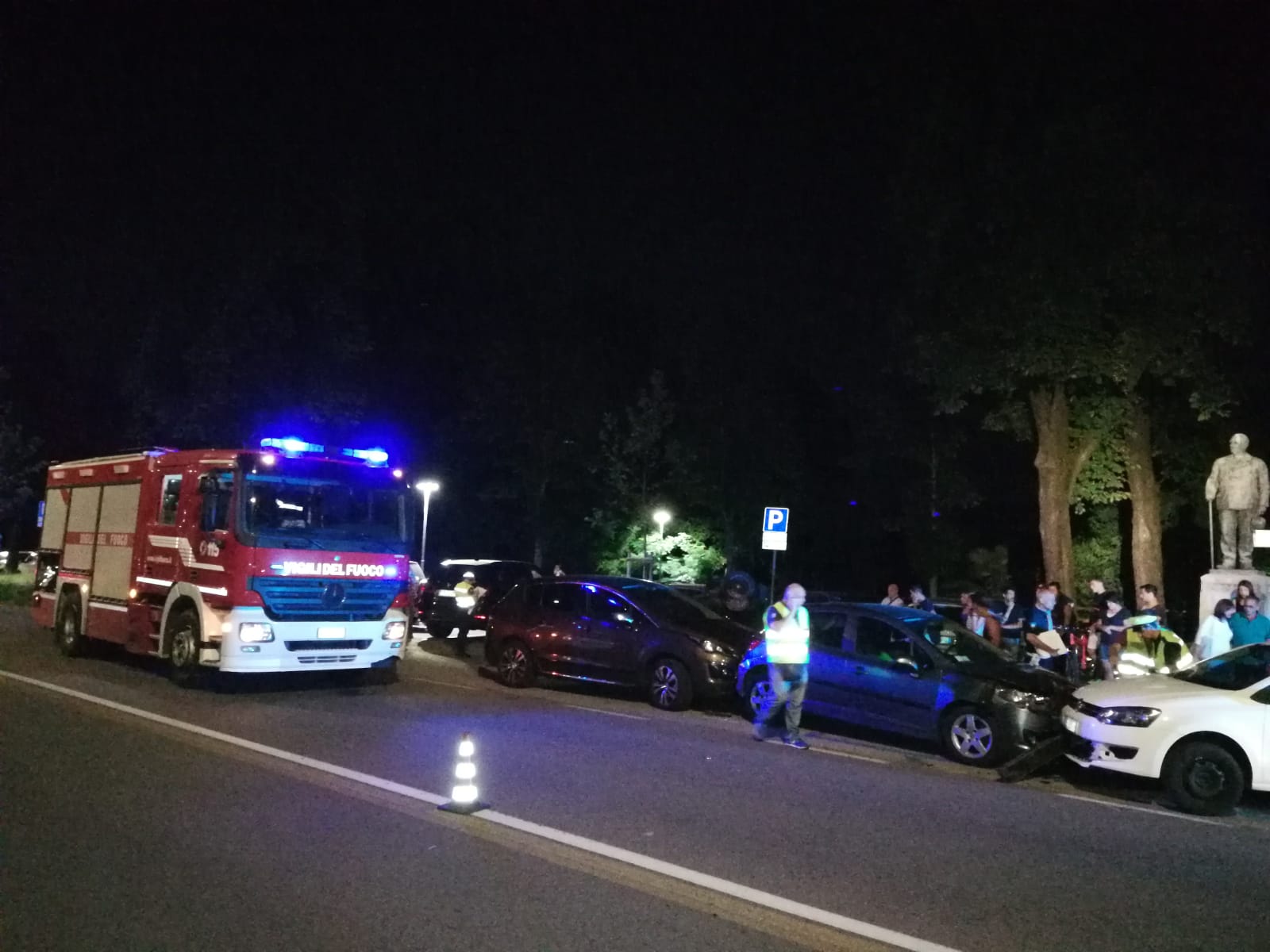 Auto esce di strada, impatta contro alcuni veicoli parcheggiati e si ribalta