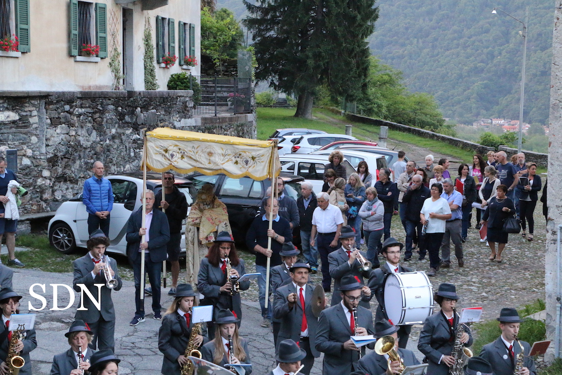 Ornavasso, concorso di popolo per la processione del Corpus Domini (fotogallery)