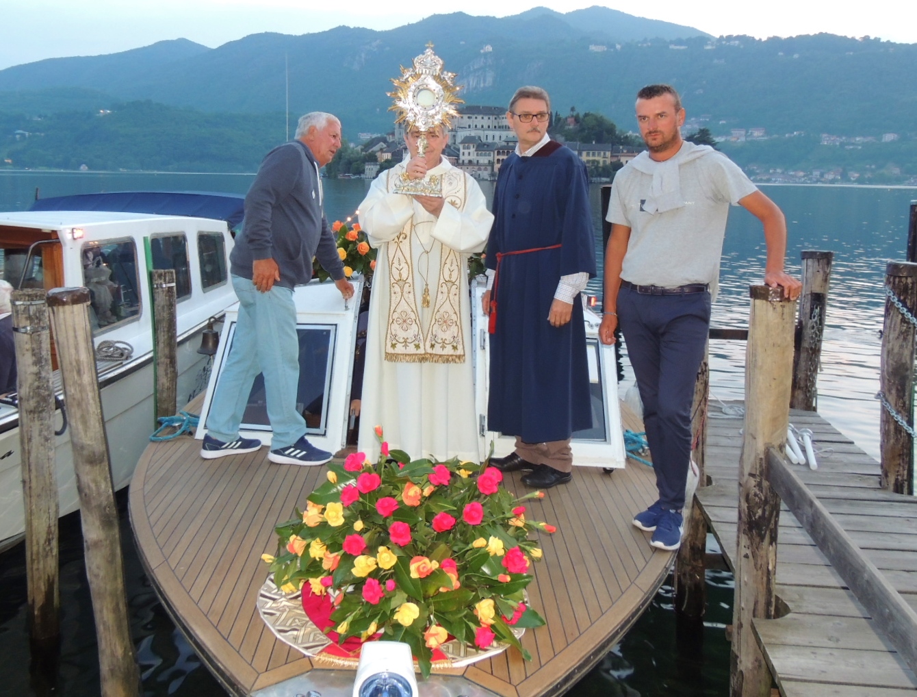 Orta San Giulio – La sera di giovedì 31 maggio La processione del Corpus Domini