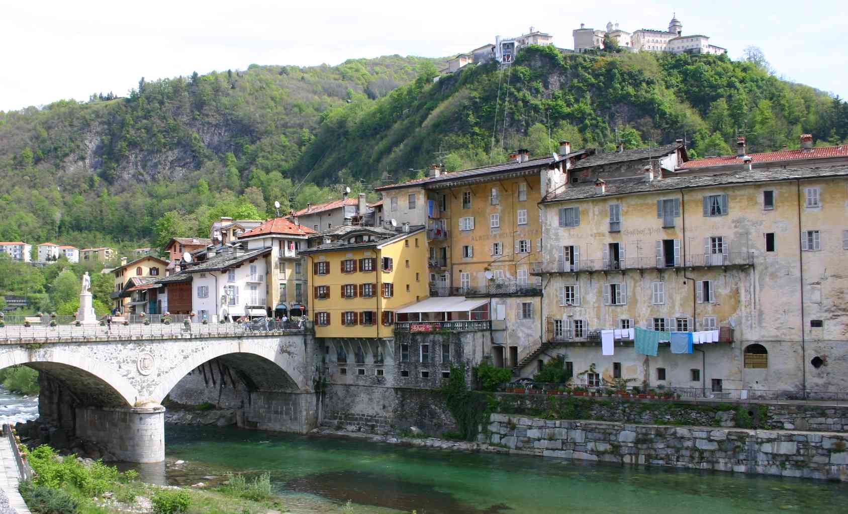Questo sabato 30 giugno, Sedie in tavola a Varallo Sesia