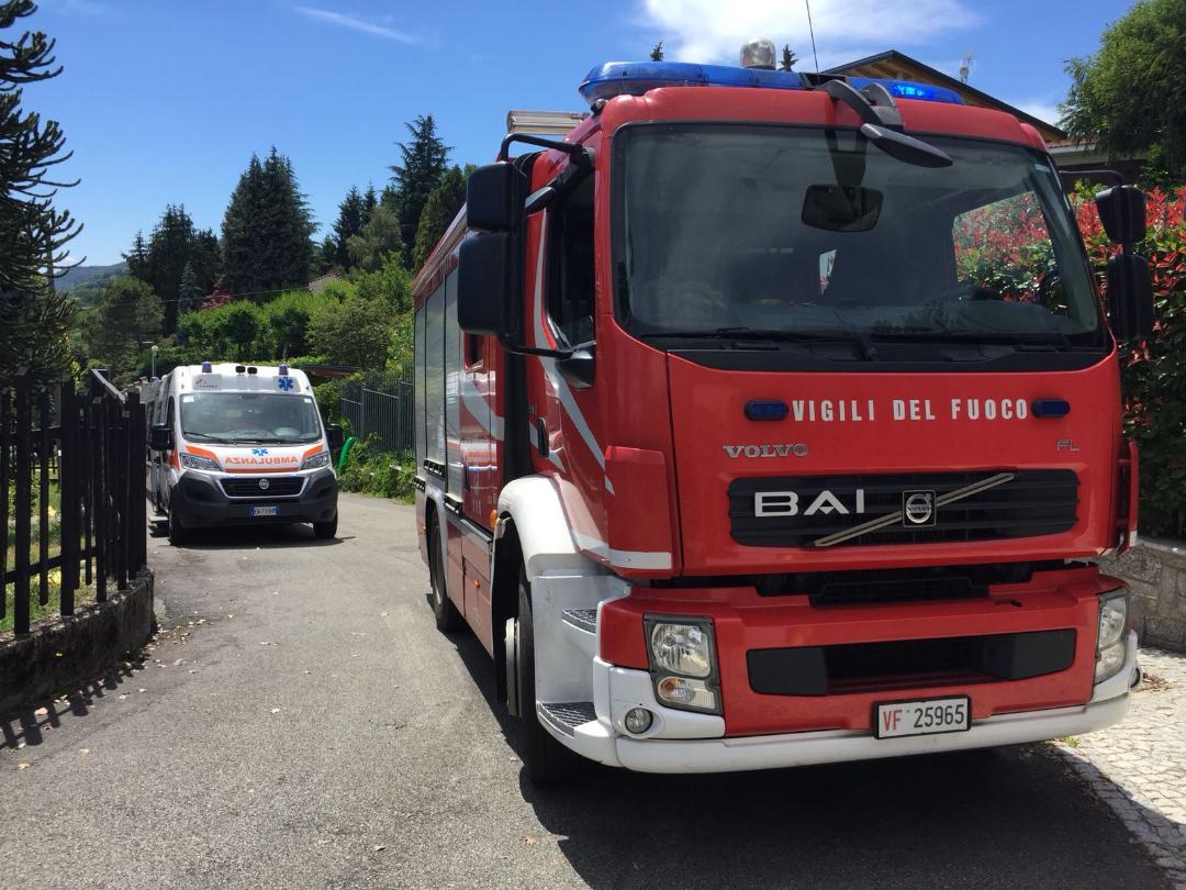Incastrata nel cancello di casa: salvata dai Vigili del fuoco