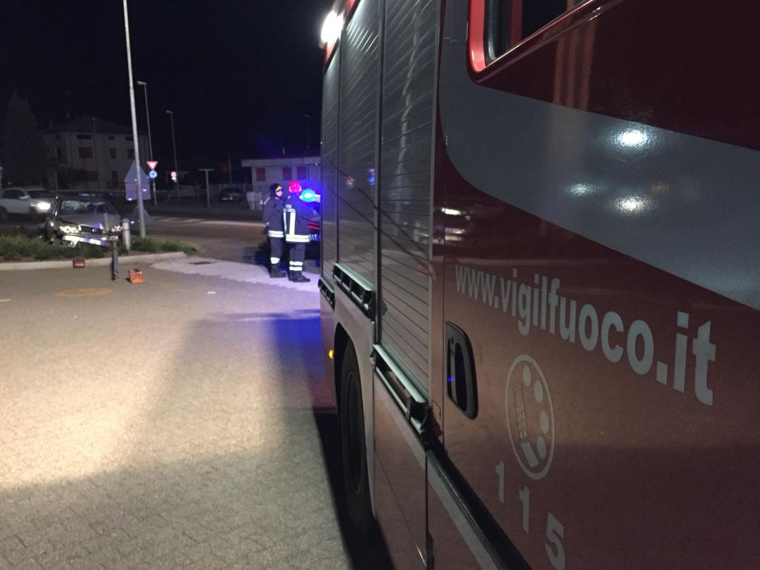 Si schianta contro un palo: illeso. L’incidente nella notte a Gattico