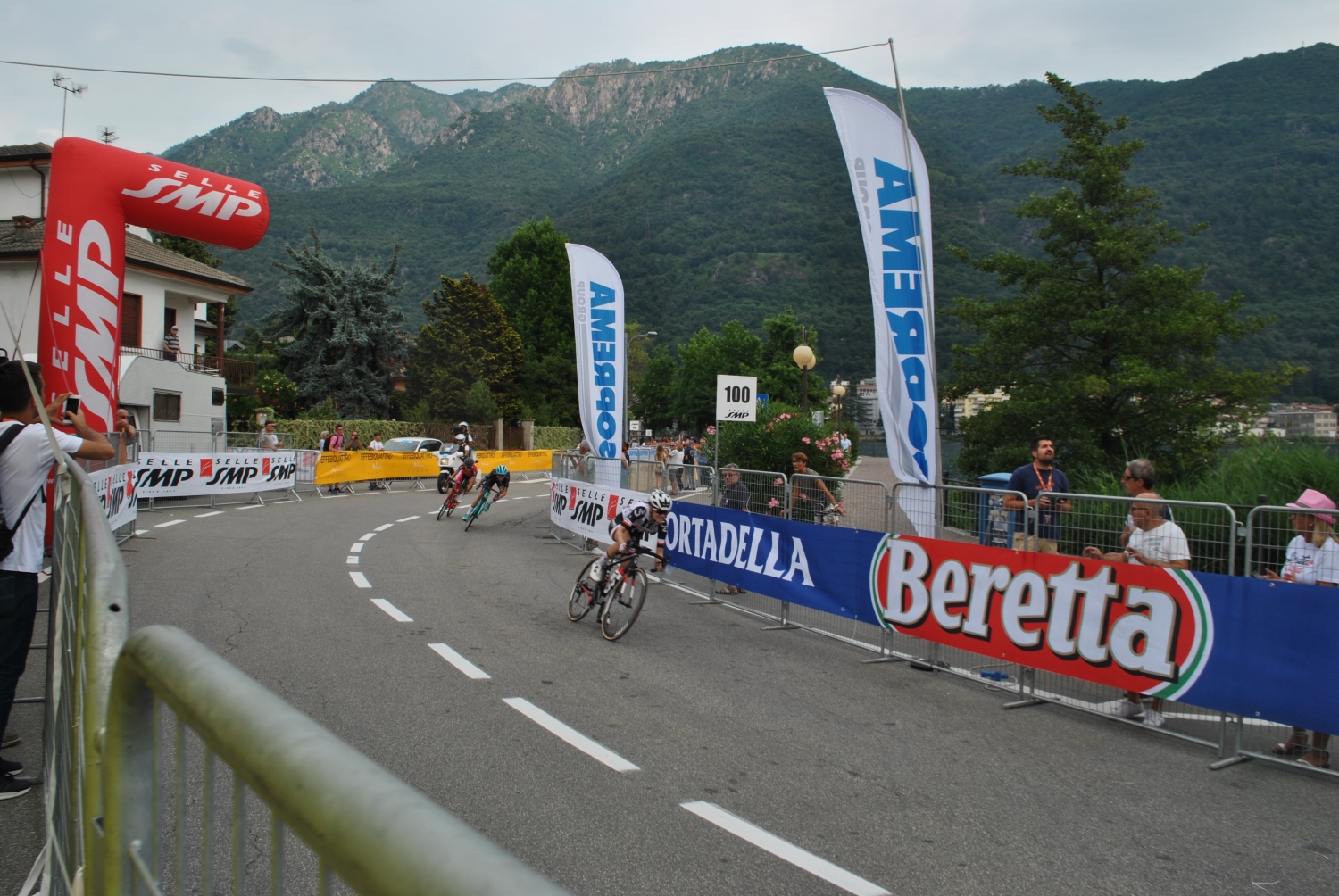 Il Giro Rosa ad Omegna, Winder (Usa) in Rosa, Elisa in Verde (Gran premio della Montagna)