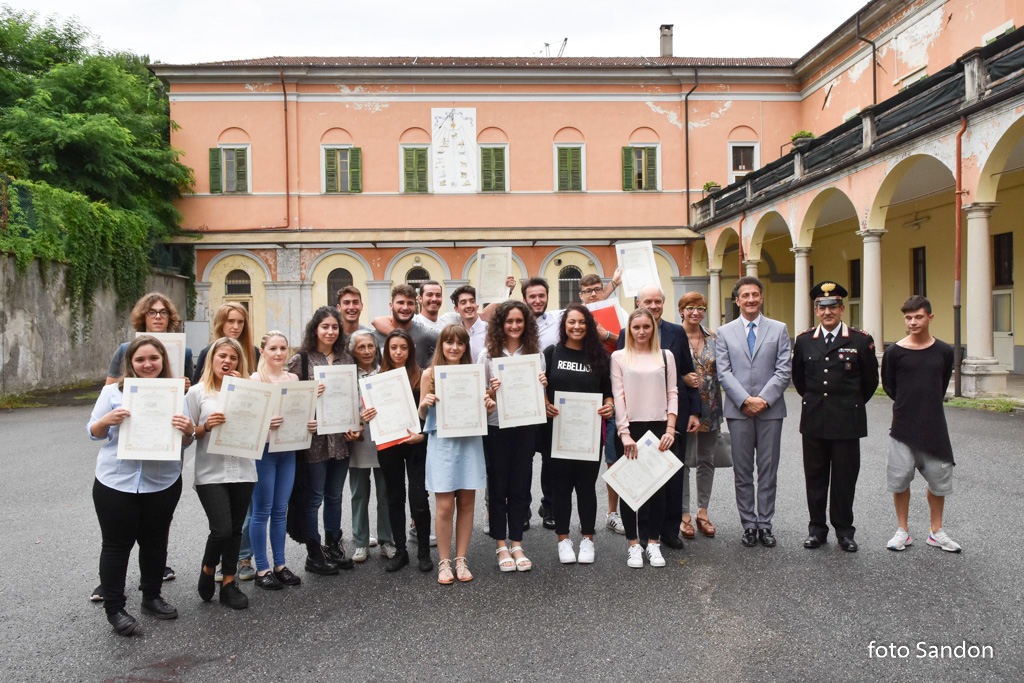 Arona, la consegna dei diplomi al collegio “De Filippi”