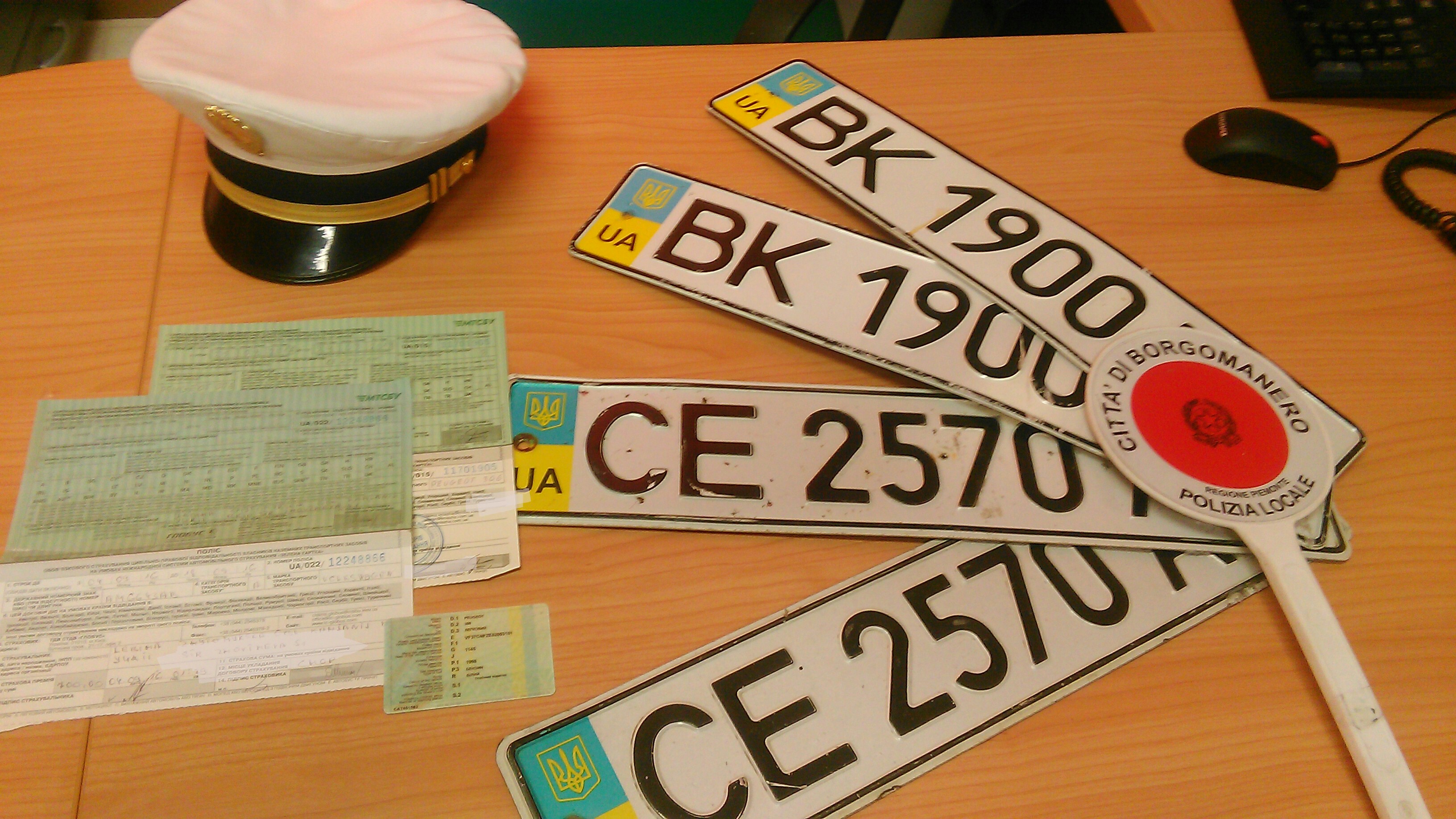 Borgomanero – Scoperti dalla Polizia locale targhe e documenti falsi