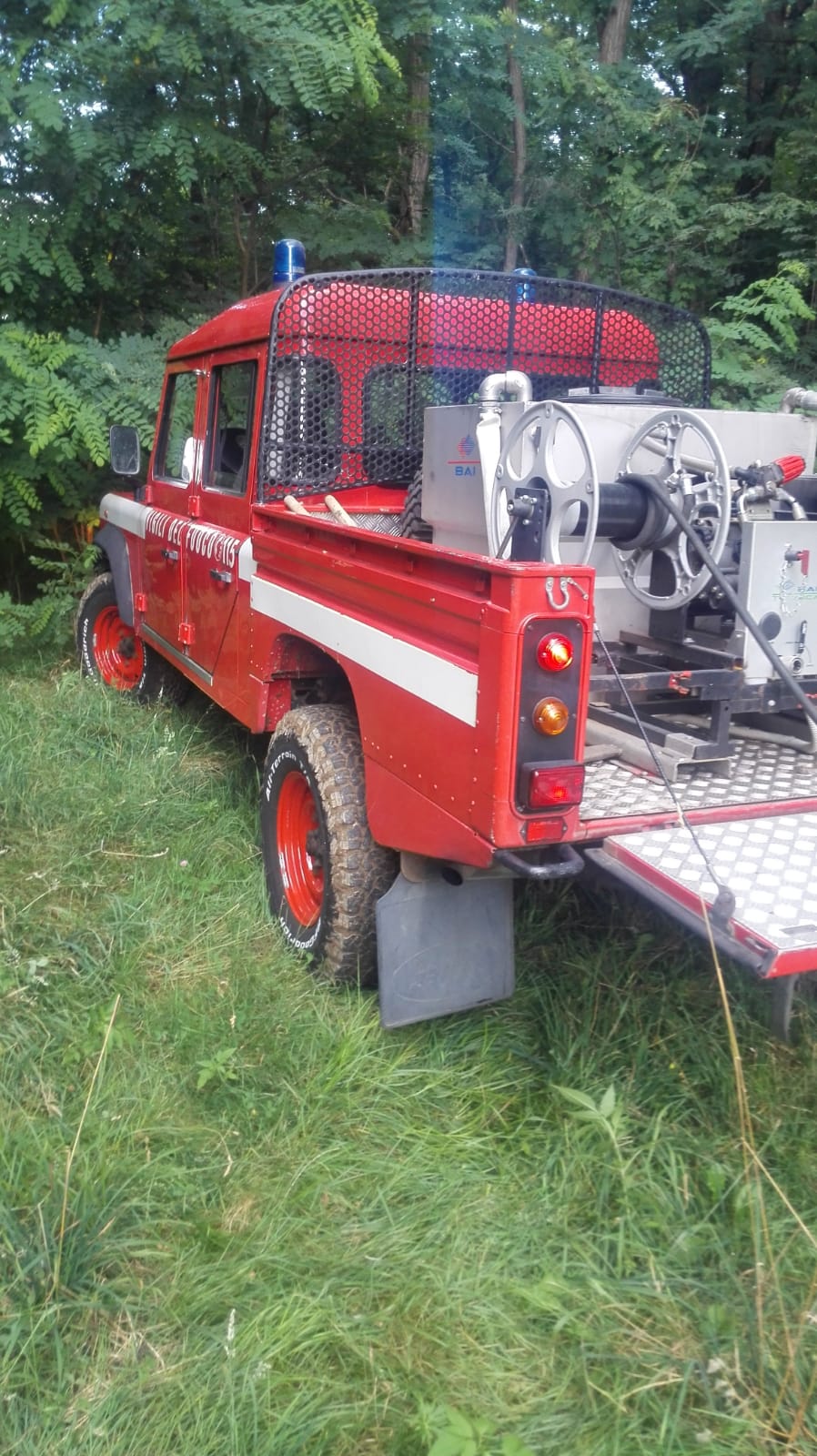 Fiamme da un’auto nei boschi di Cureggio