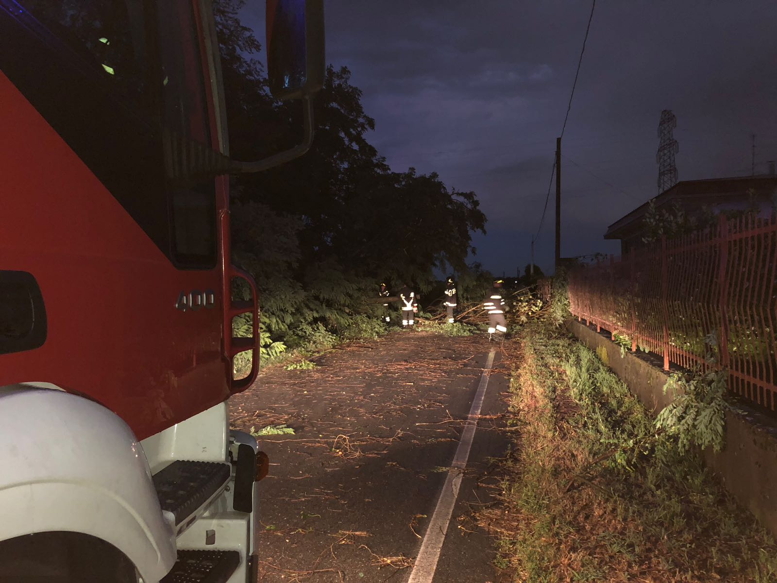 Piante cadute in strada e tetti scoperchiati a Sologno e Caltignaga per il forte vento