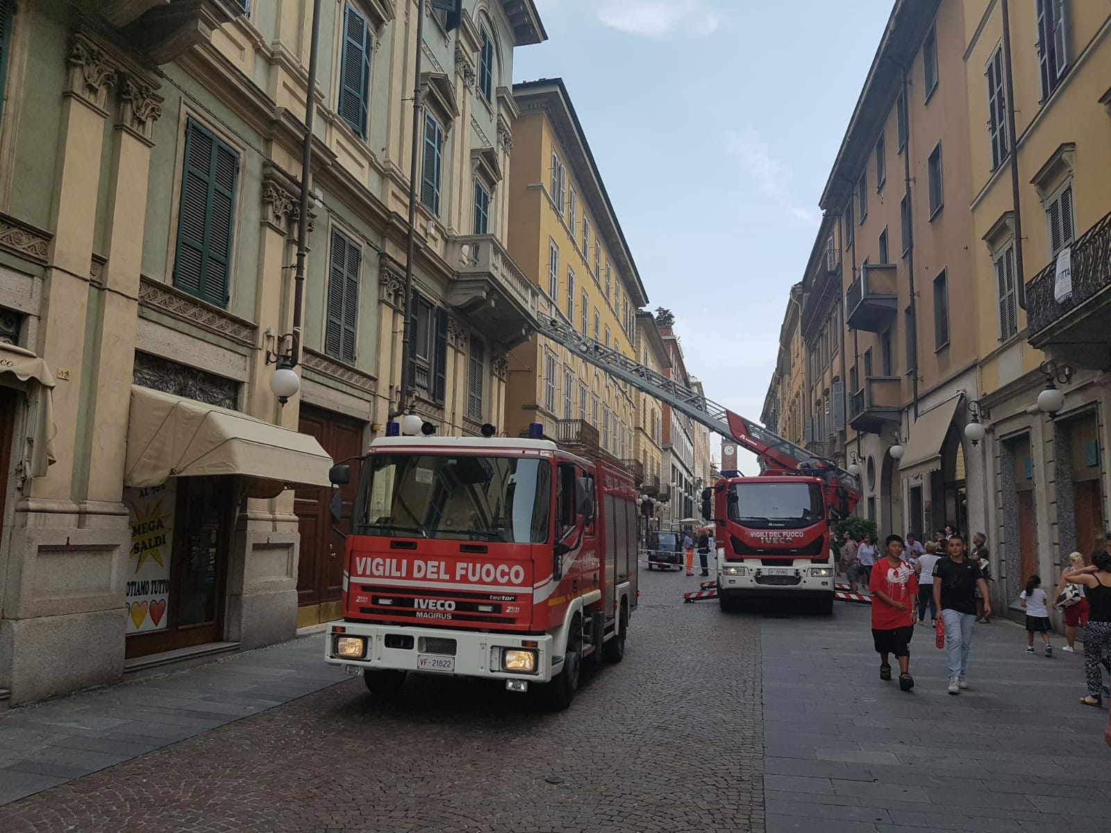 Caduta di calcinacci in vicolo Monte Ariolo: sul posto i Vigili del fuoco