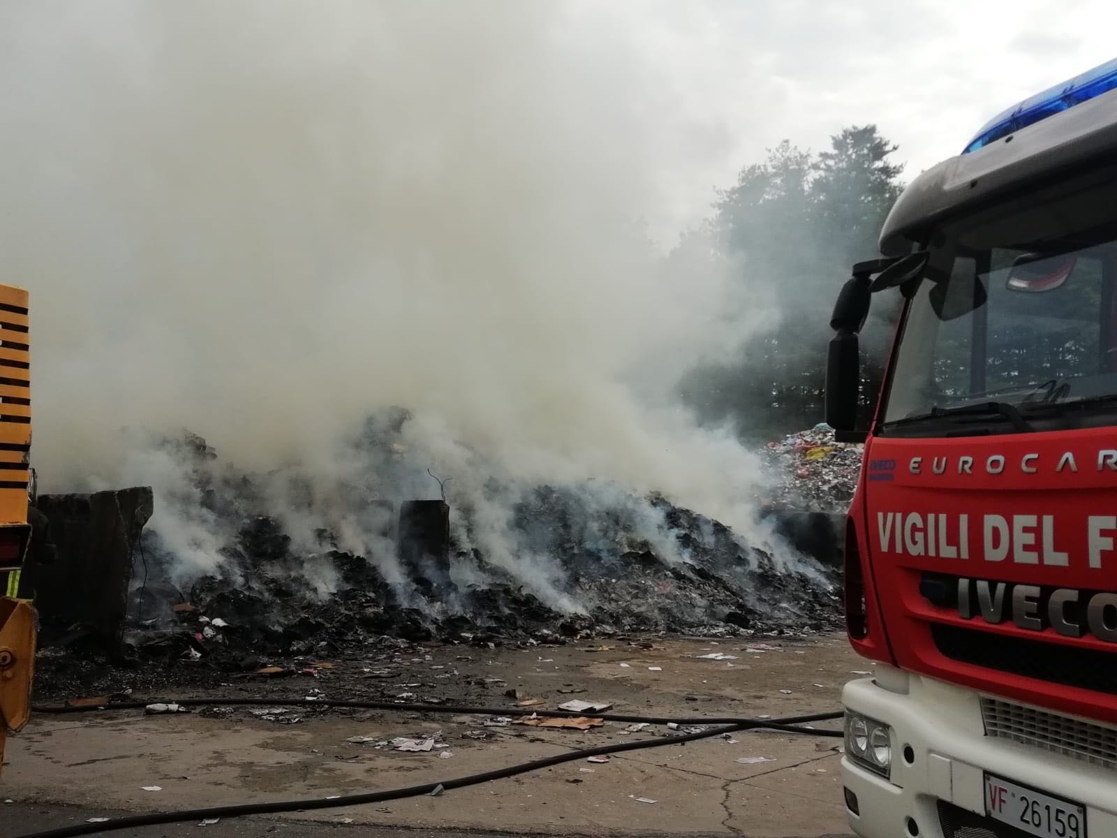 Incendio alla piattaforma ecologica di Borgo Ticino venerdì pomeriggio