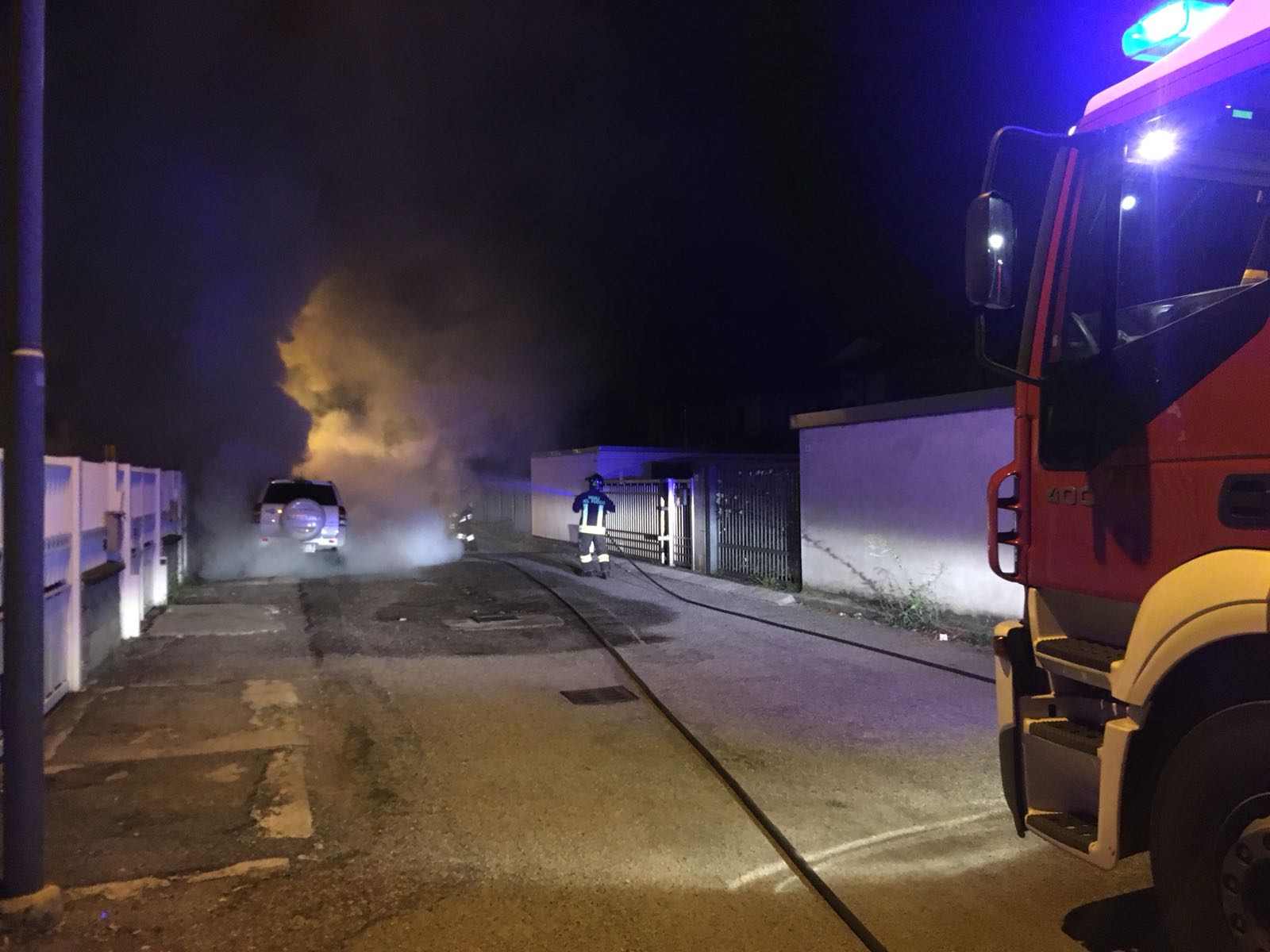 Auto in fiamme in via Cella nella notte: sul posto i Vigili del fuoco