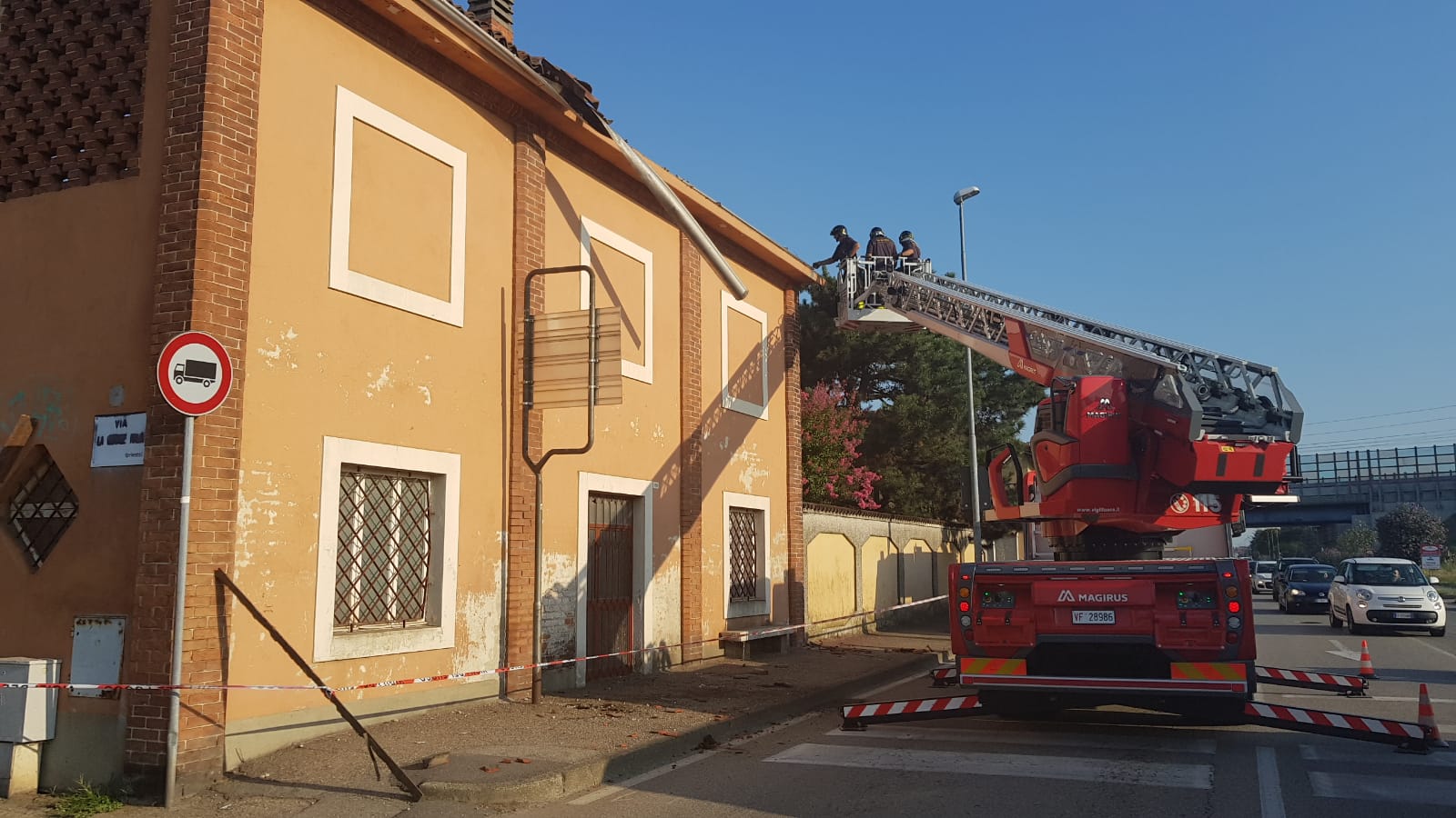 Crollo di parte di un tetto in corso Risorgimento, sul posto i Vigili del fuoco