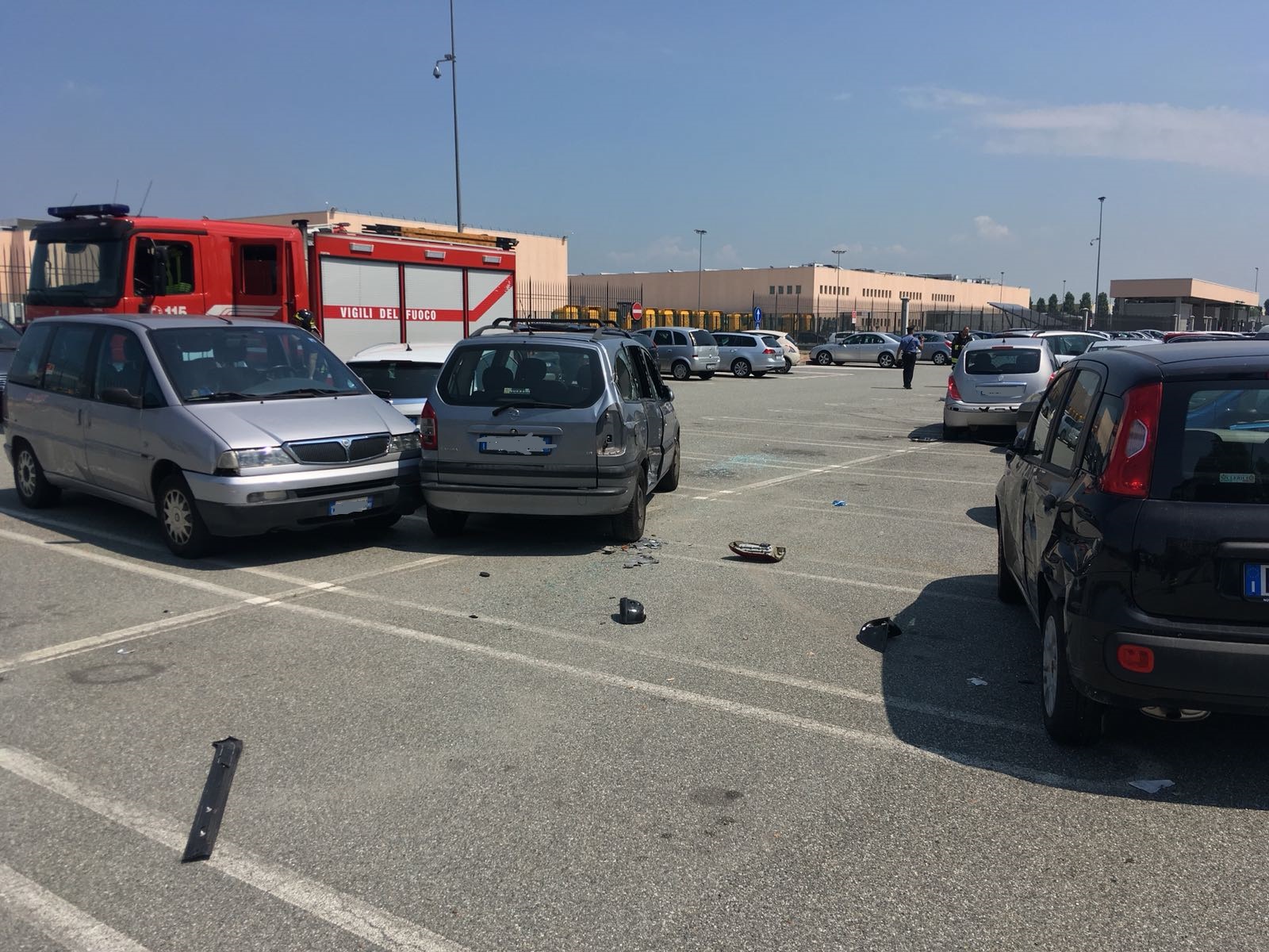Alla guida di un camion, sbanda e finisce contro alcune auto in sosta nell’area Esselunga a Biandrate