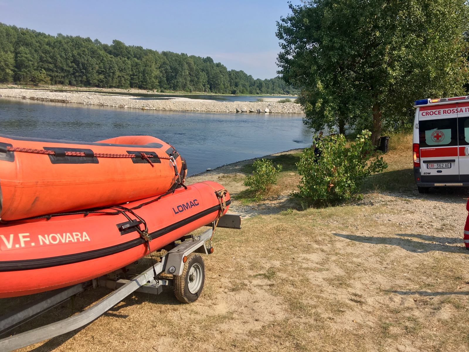 Donna di 62 anni cade in acqua e annega nel Ticino a Cameri
