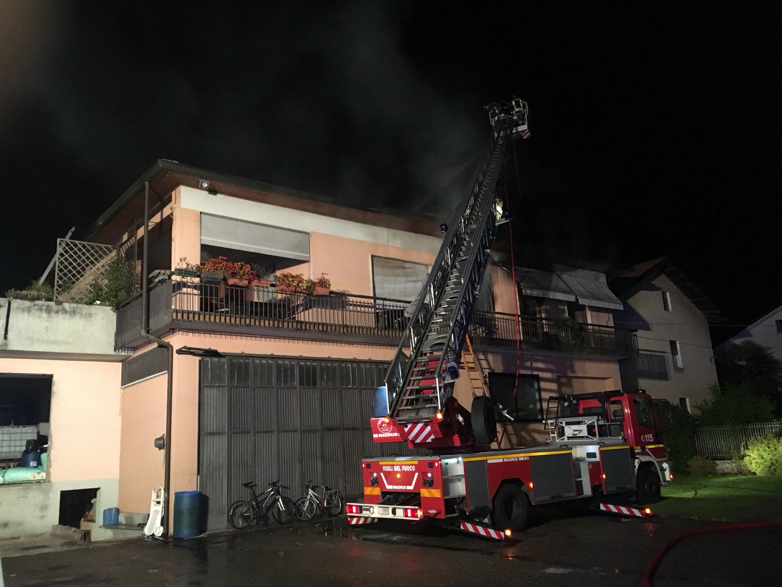 Fiamme in un’abitazione di Borgomanero: i proprietari portati in ospedale