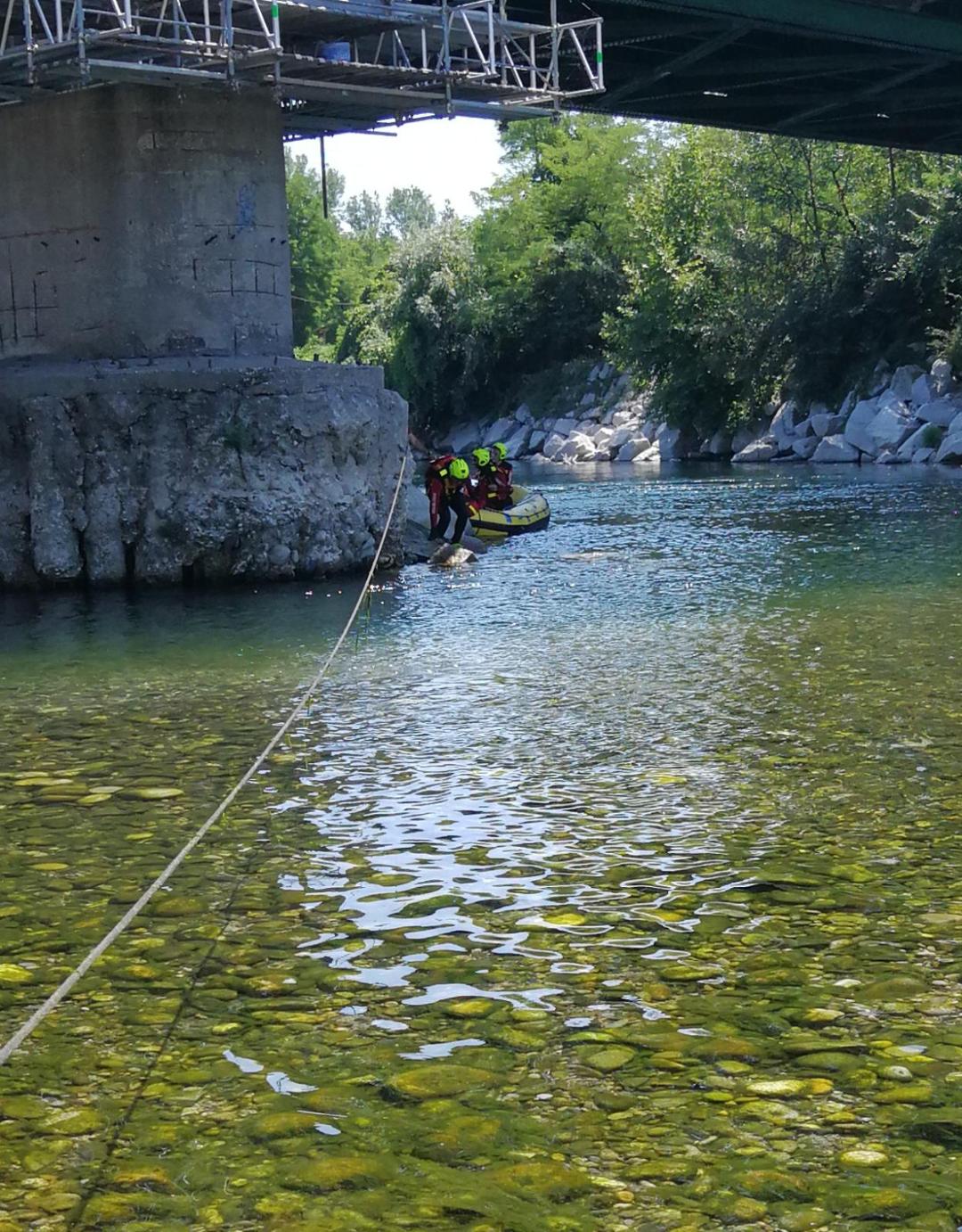 Cerca di salvare figlia e nipote nel Ticino: 49enne muore annegato