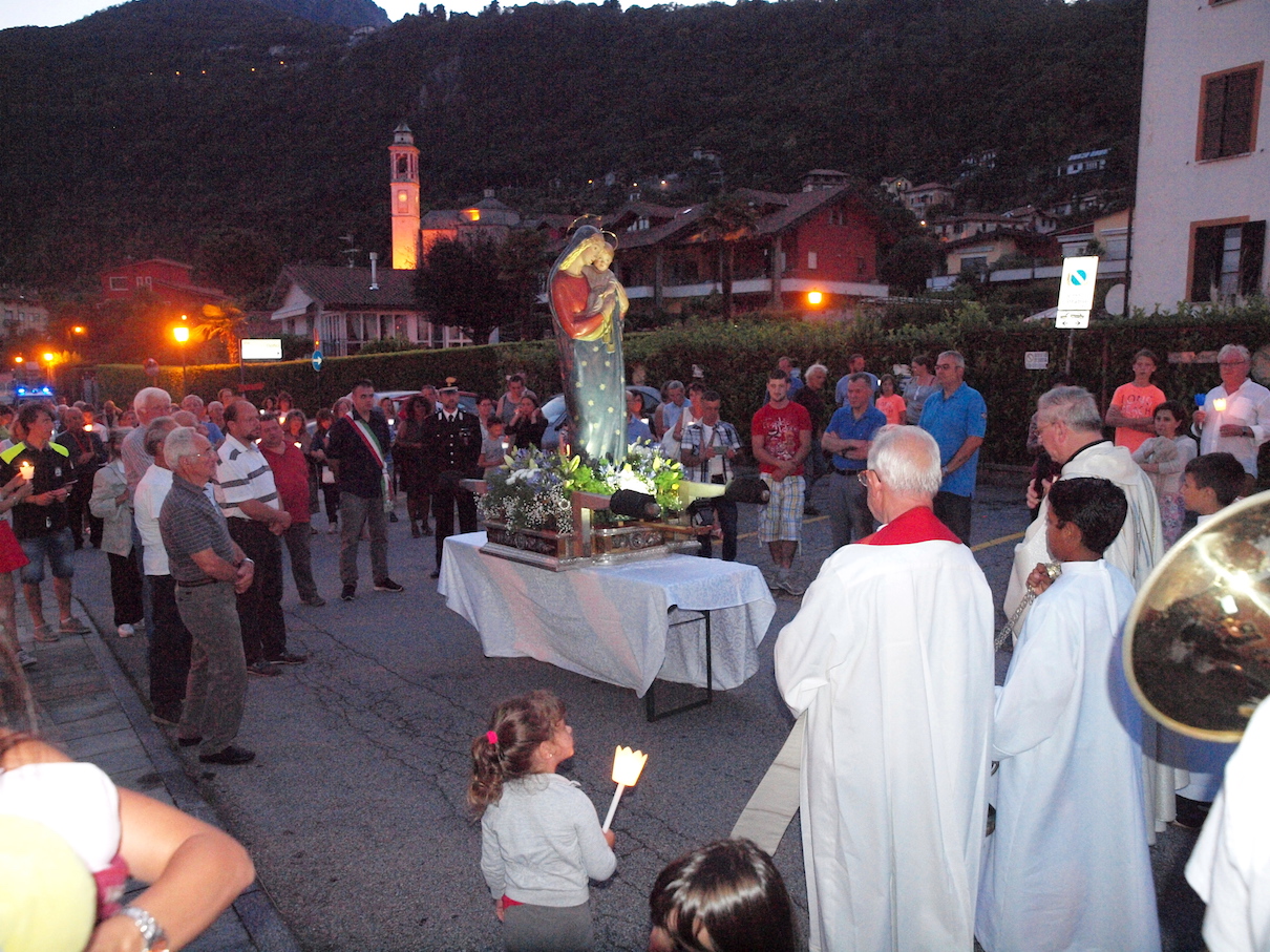 A Cannero Riviera la luminaria per la Madonna del Carmine (foto gallery)