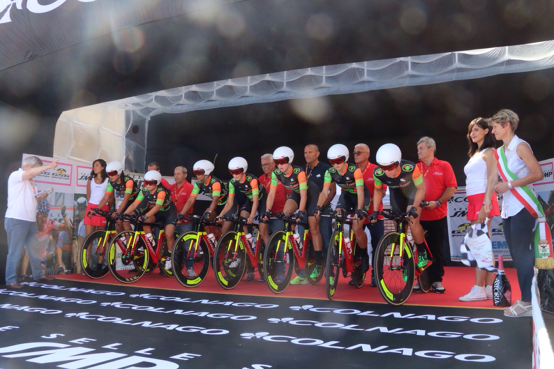È partito ora il Giro Rosa da Verbania