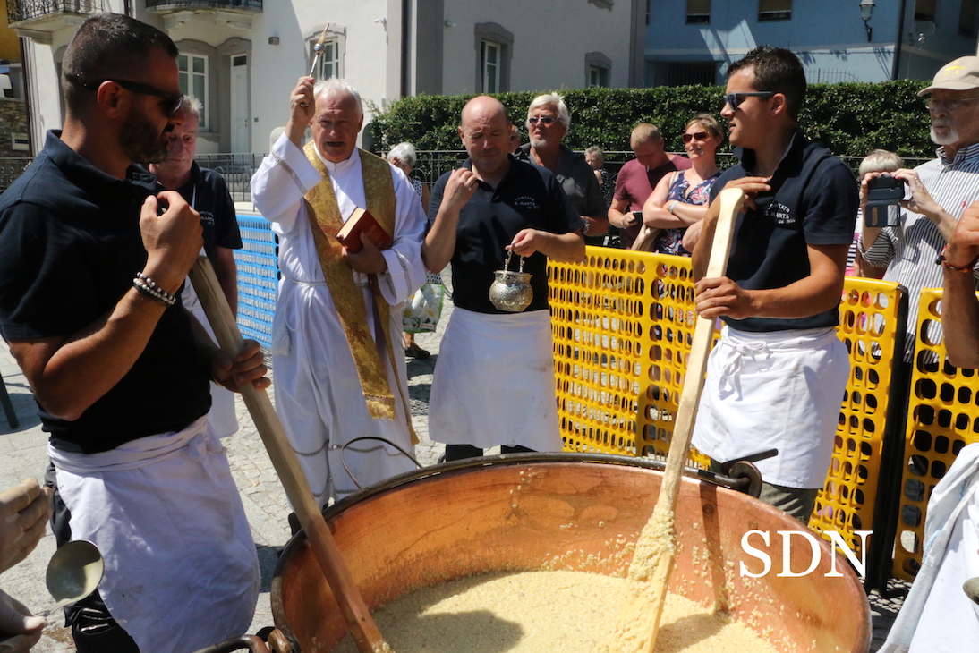 A Mergozzo un fiume di gente per il risotto di Santa Marta (fotogallery)