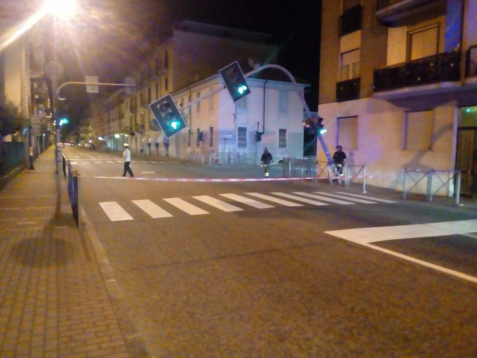 Cede palo di un semaforo per il forte vento