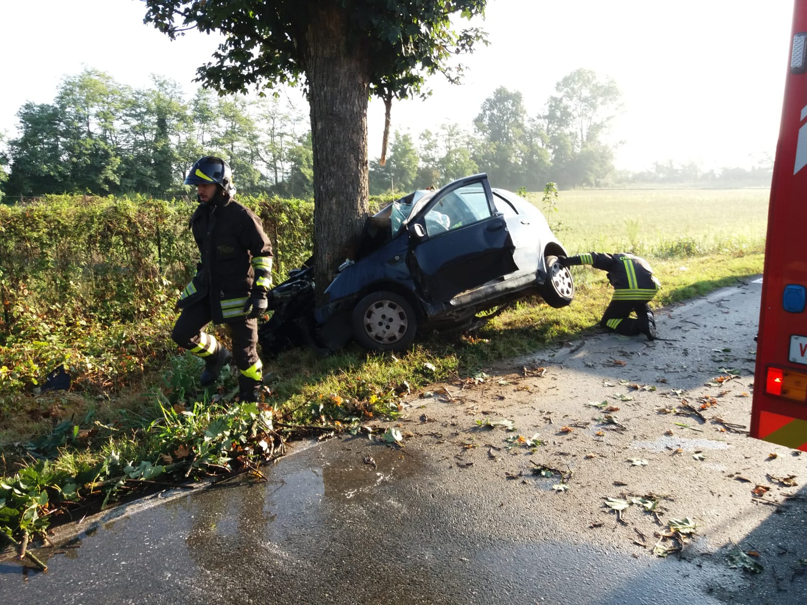 Si schianta contro un albero a Cameri: morto cinquantenne moldavo