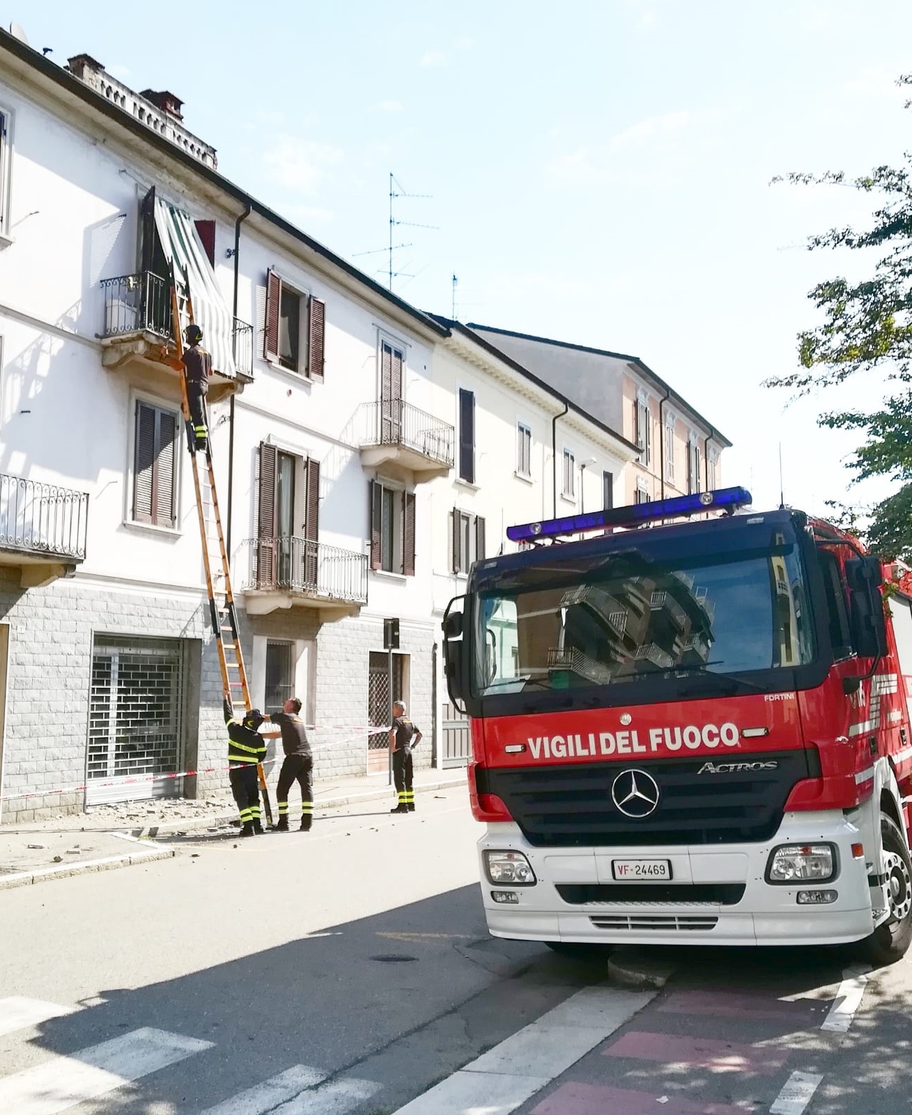 Calcinacci si staccano da una casa in via Cernaia, sul posto i Vigili del fuoco