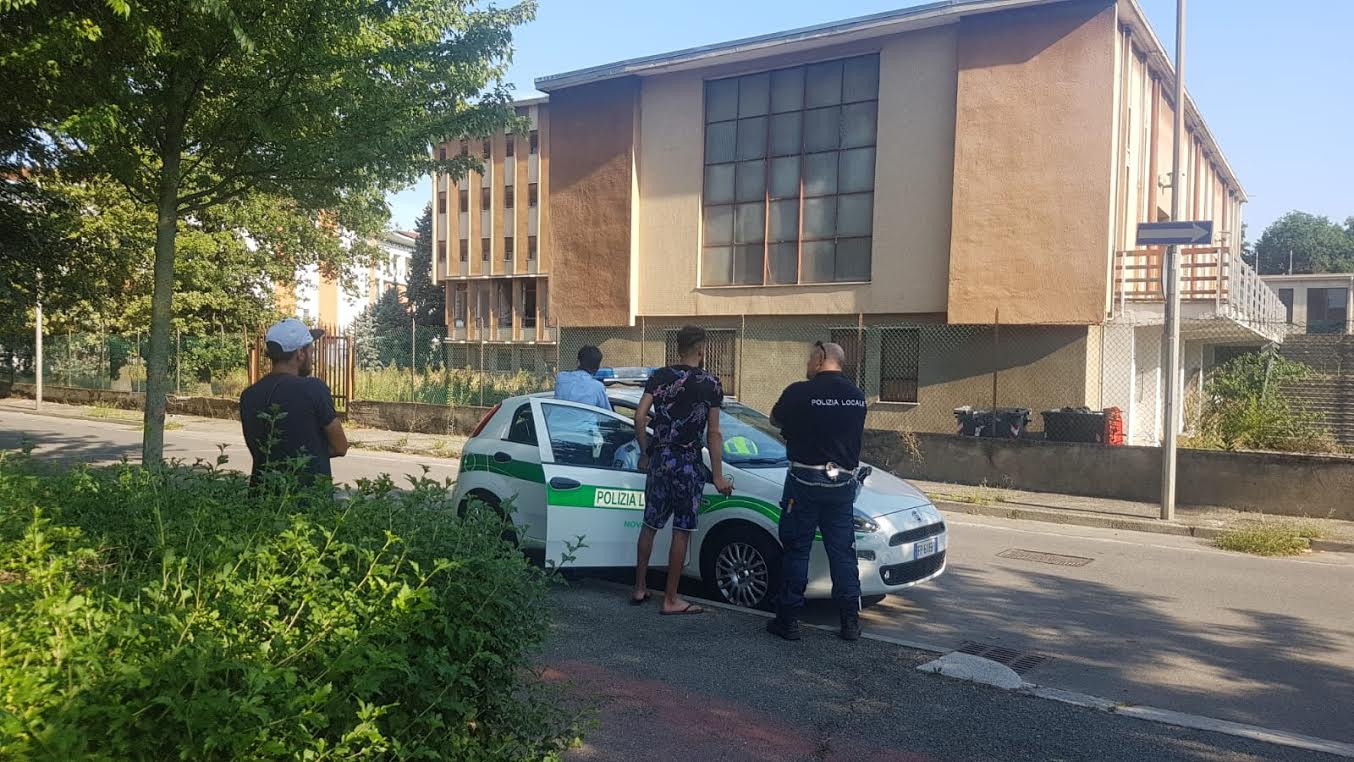 Operazione di controllo della Polizia locale al Centro sociale di viale Giulio Cesare