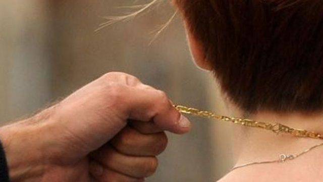 Gattinara: ruba con destrezza la catenina ad un anziano, denunciata 28enne rumena