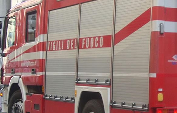 Auto in fiamme lungo l’A26: intervento di Polstrada e Vigili del fuoco