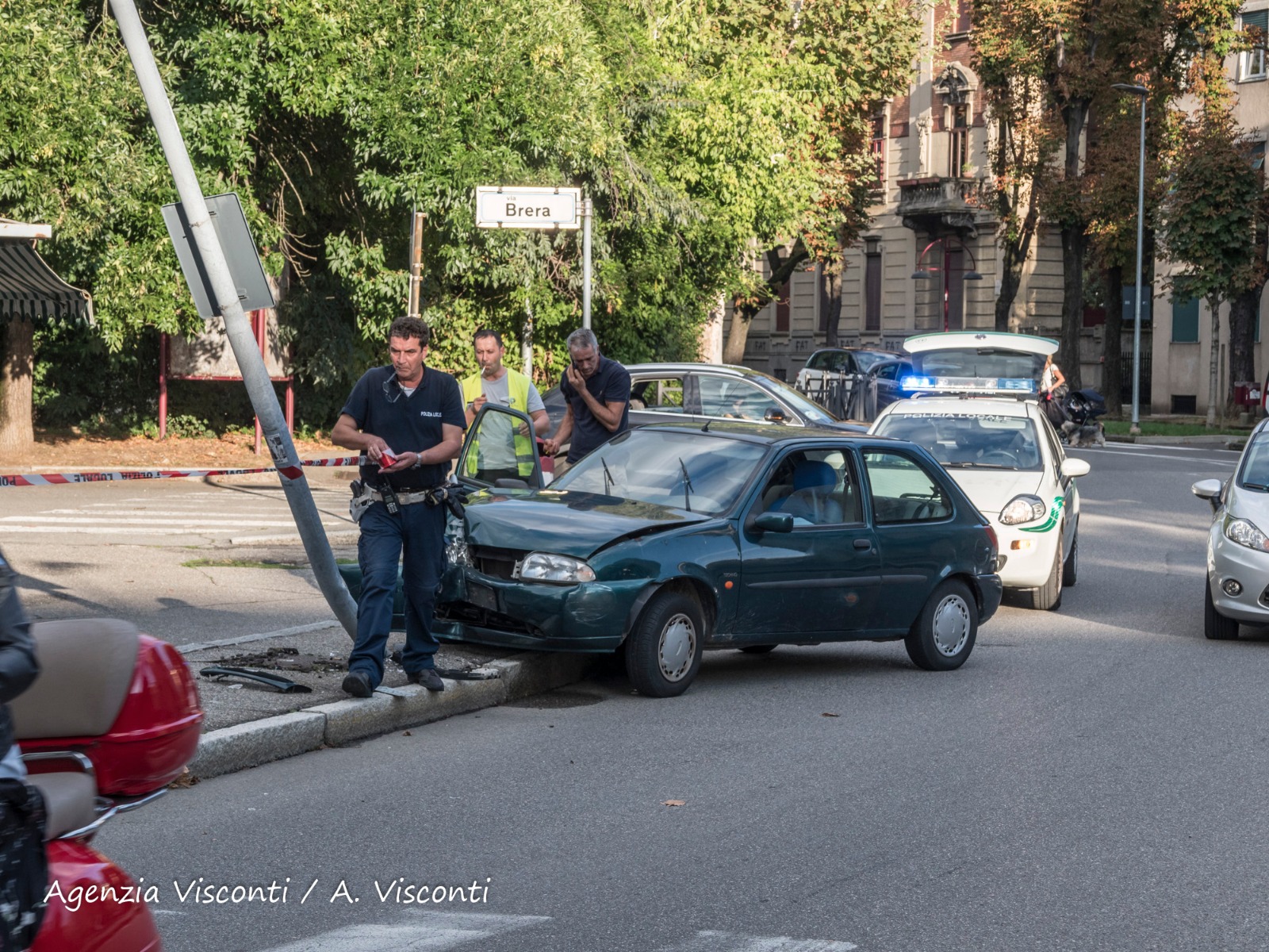 Autovettura finisce contro un palo della luce in viale Buonarroti: a bordo una famiglia con una bambina