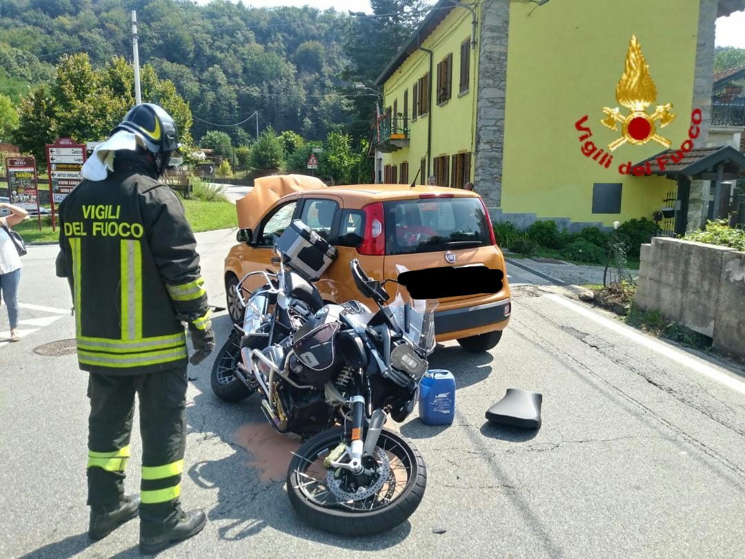 Auto contro moto a Ghevio di Meina domenica mattina