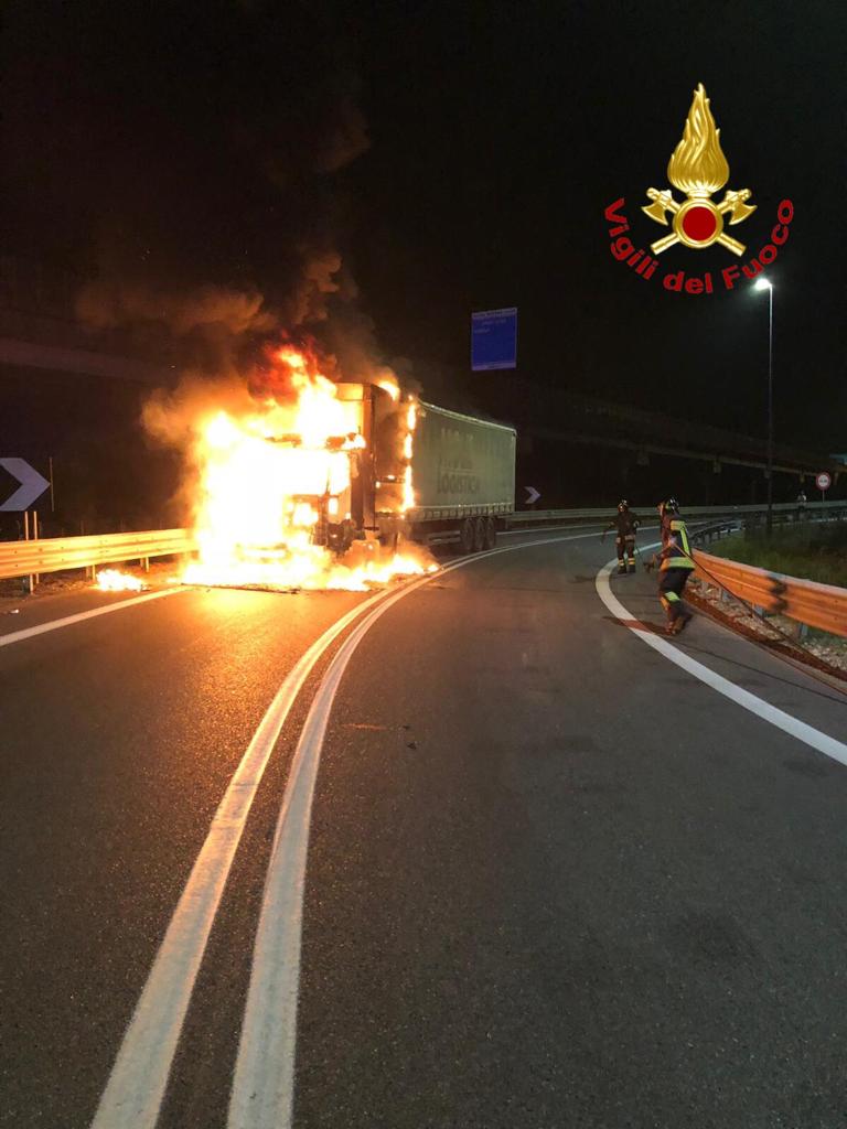 Fiamme da un autoarticolato all’uscita del casello di Novara Ovest dell’A4