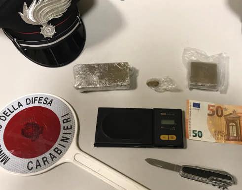 Ventiduenne in manette: aveva con sé droga e una banconota falsa
