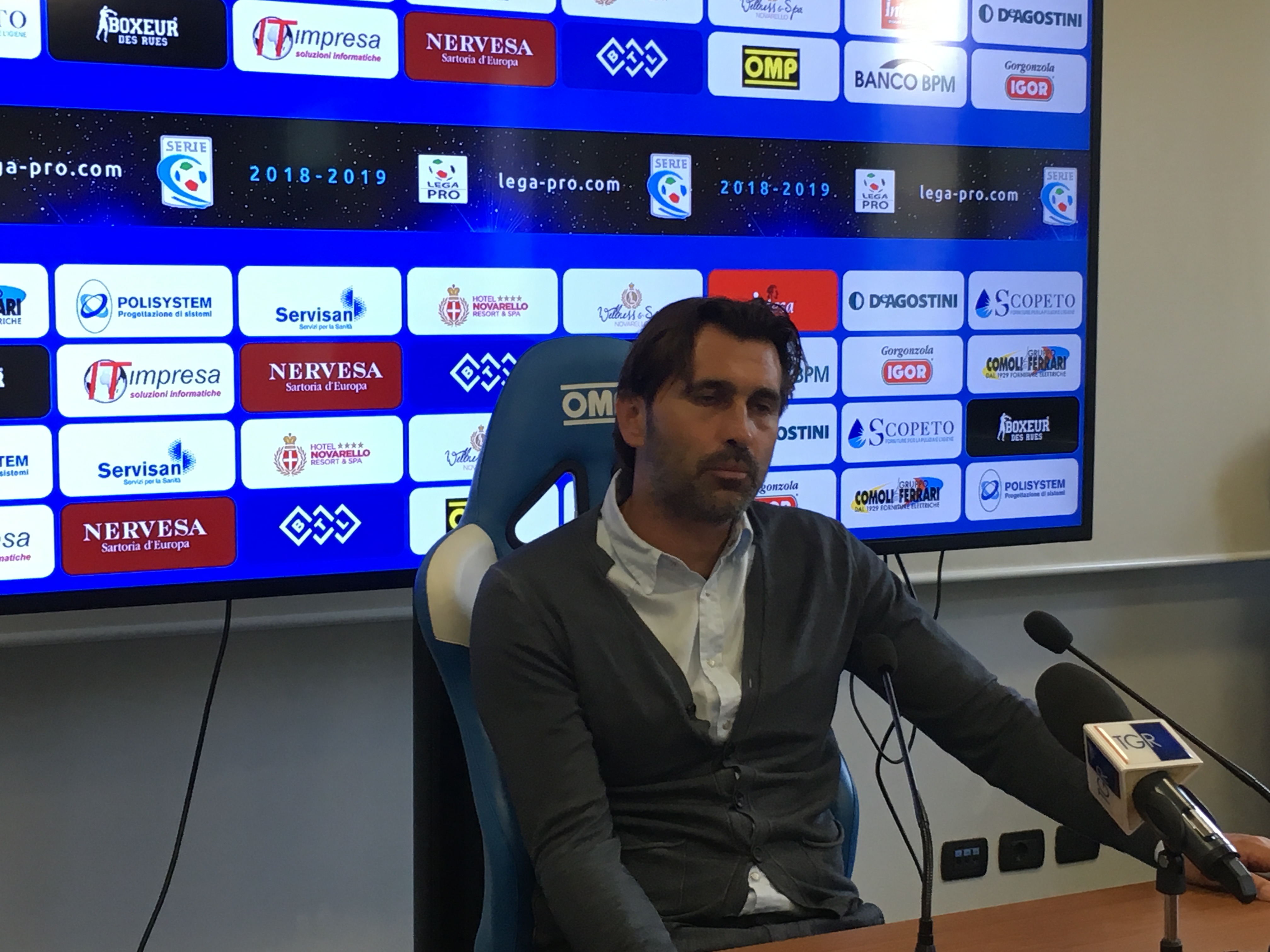 Novara calcio domenica a Carrara, mister Viali: «Fondamentale l’atteggiamento»