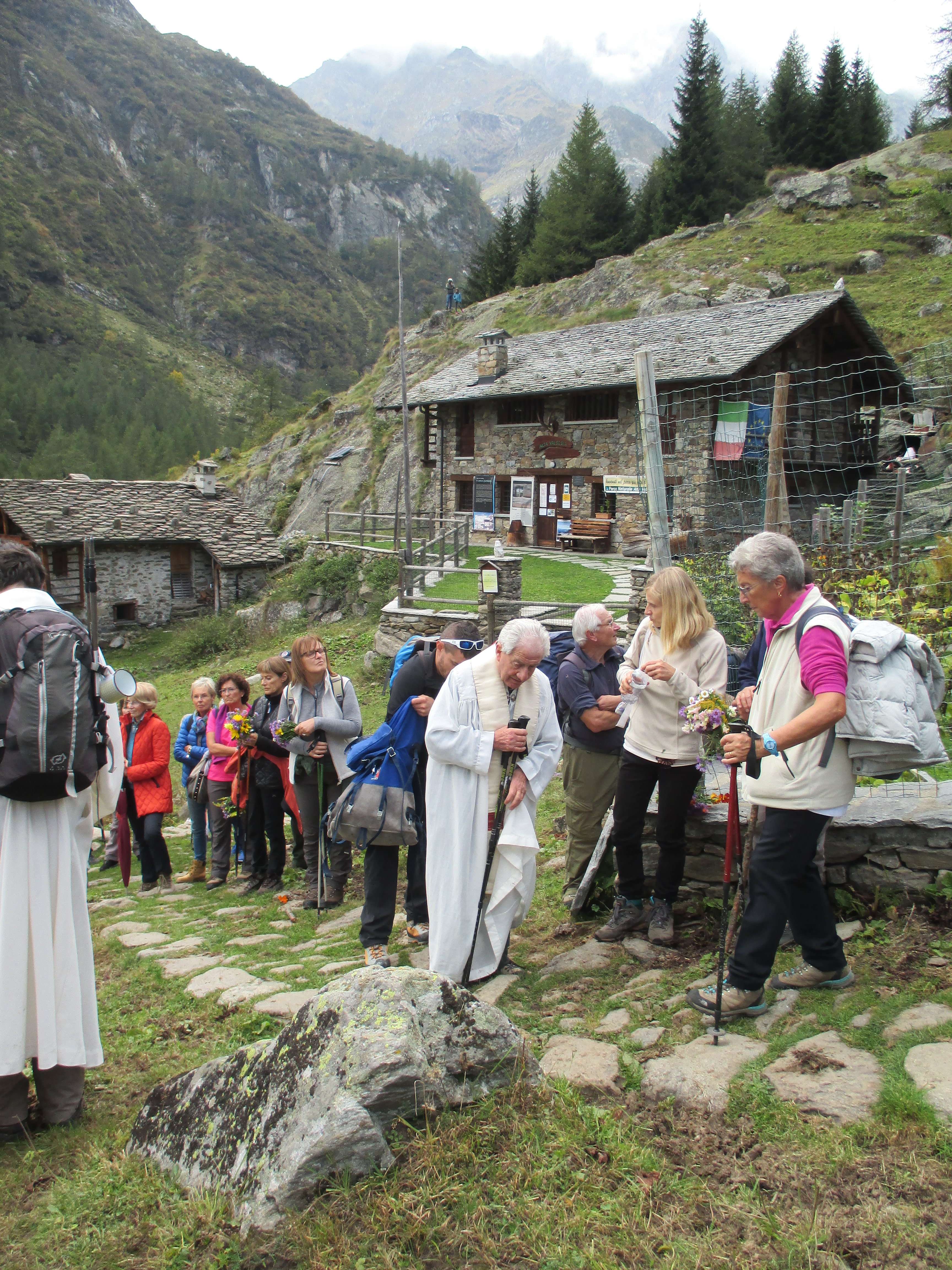 Alagna, la processione del “Rosario fiorito”