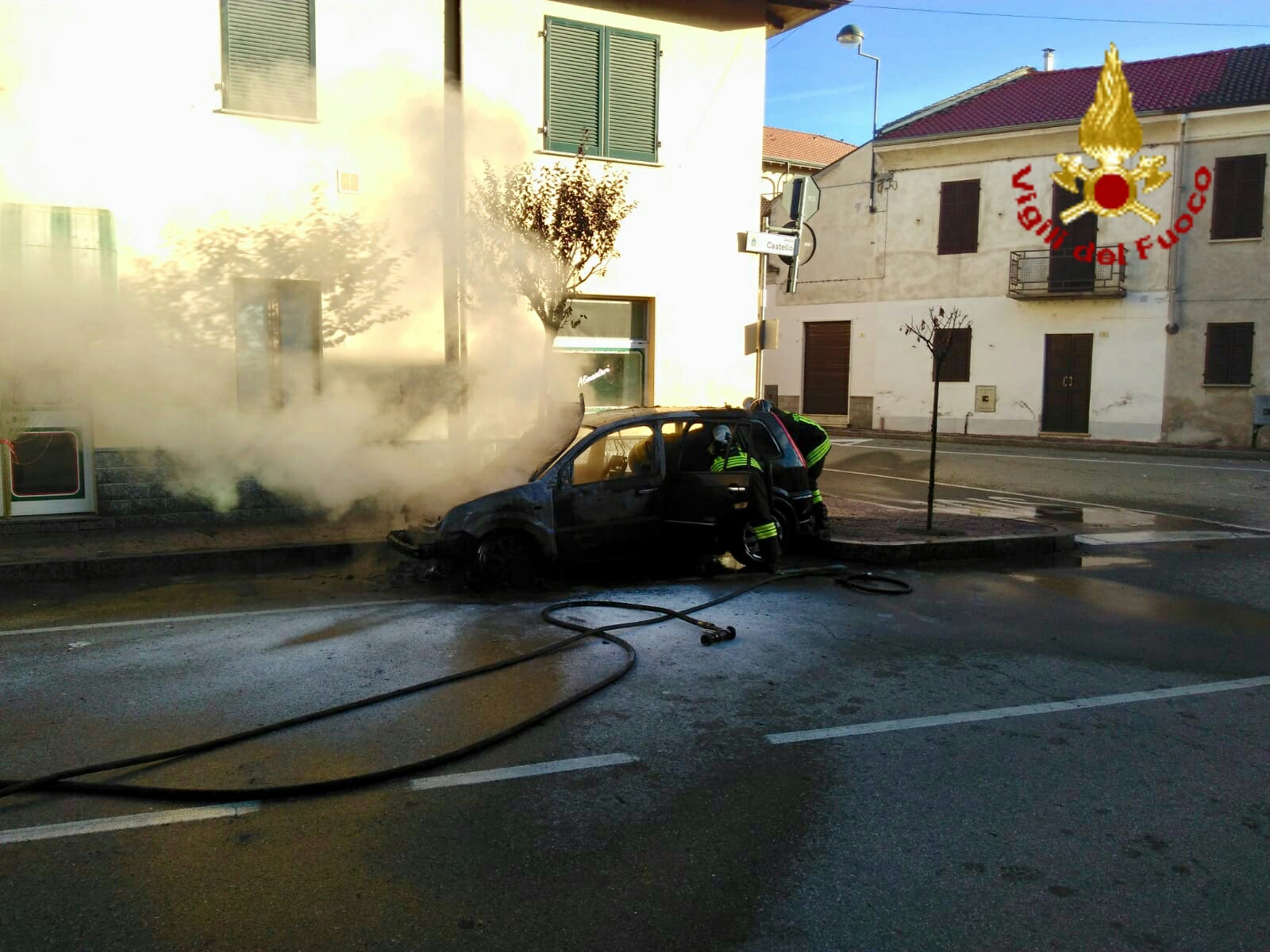 Auto in fiamme a Casalvolone